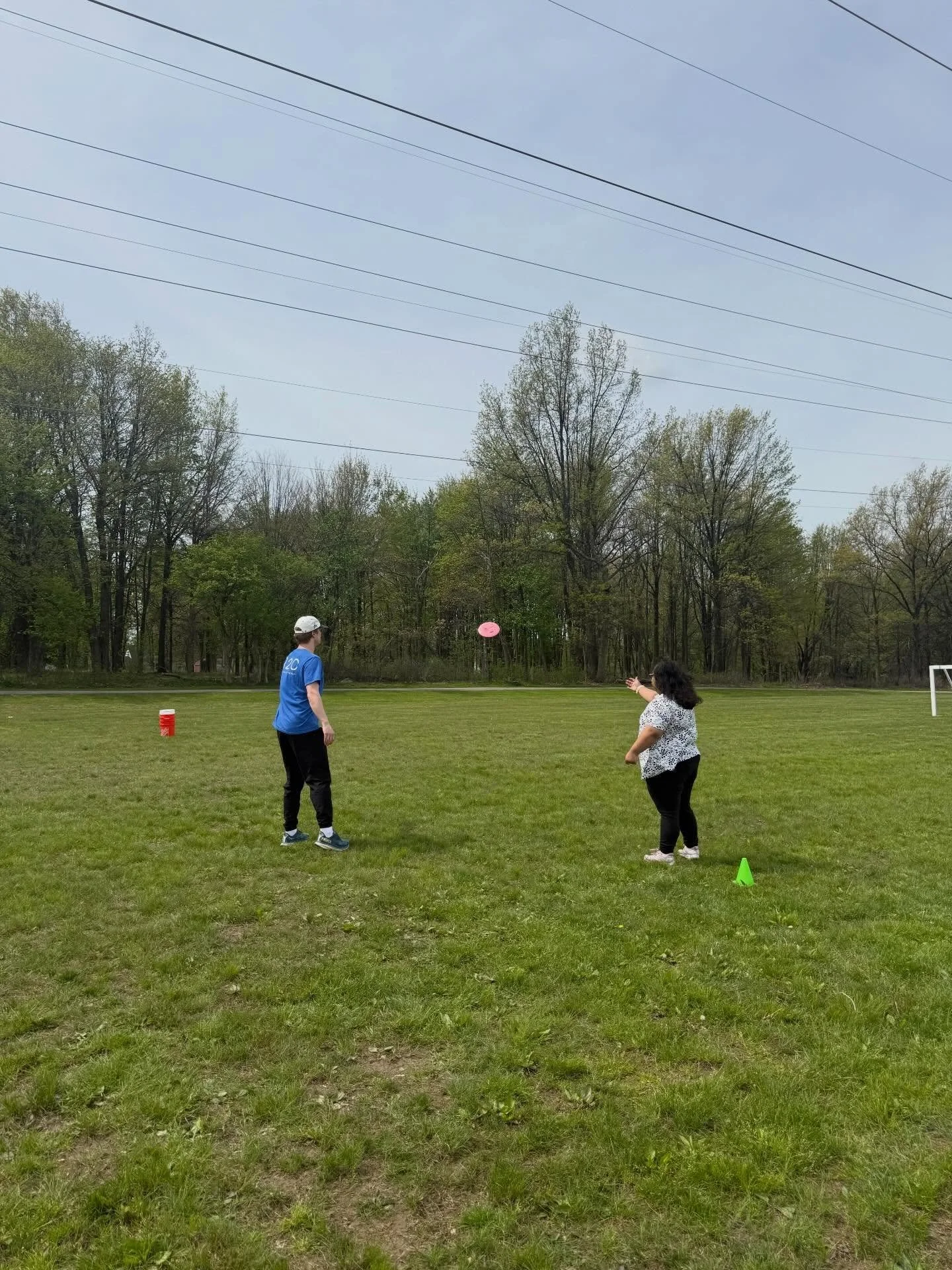 Finally getting some much needed outside time this week! Ohio weather has been cheeky this month so it was extra special to get some rounds of disc golf in with friends outside! We all had a blast cheering eachother on as we learned a new skill toget