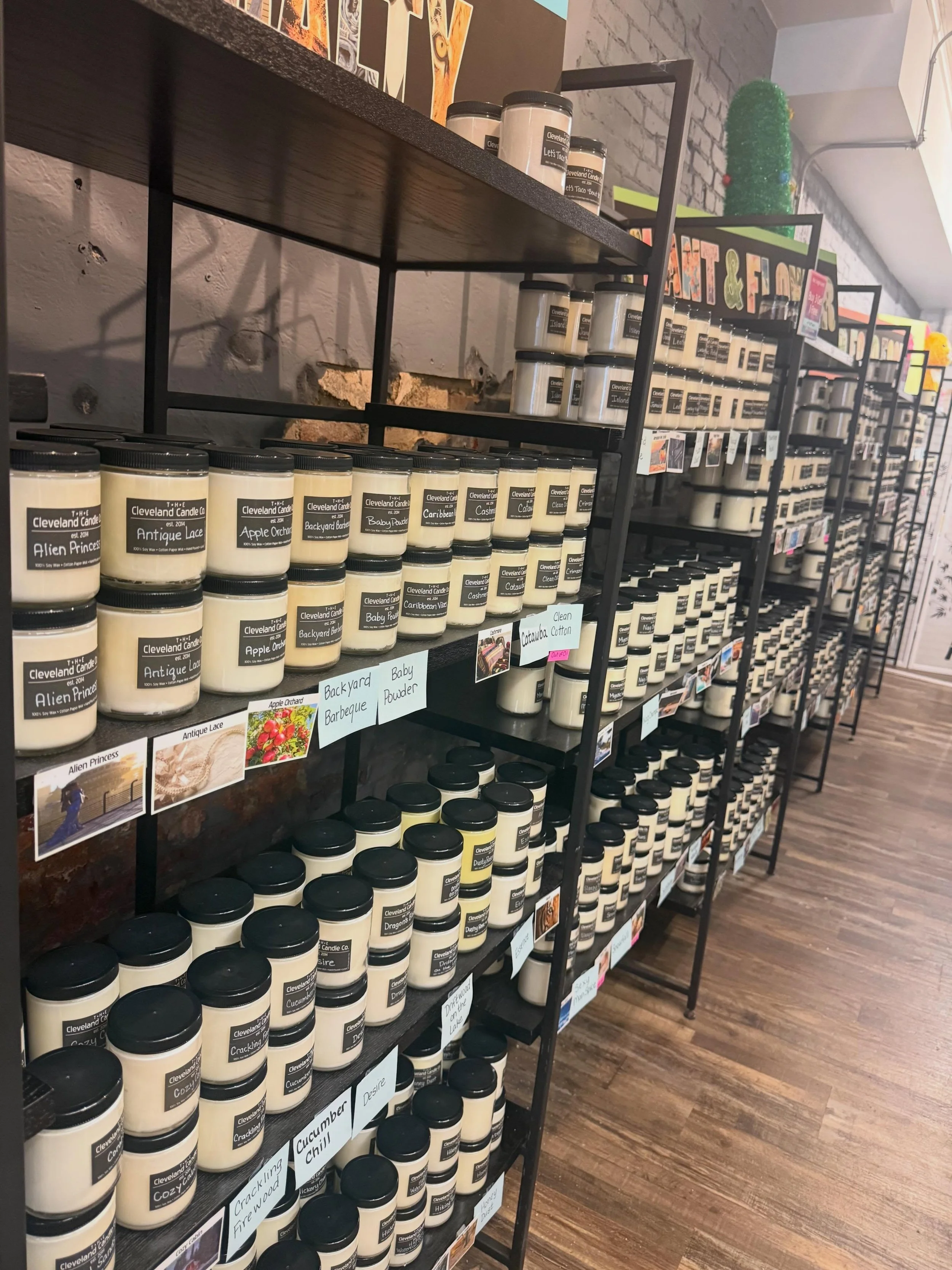 CRU the candle makers! 🕯️🤍 We loved this new creative experience @clecandleco where we created our own candles! We were able to smell over 250 scents and mark our favorites before mixing and matching to create a scent that worked together! Then we 