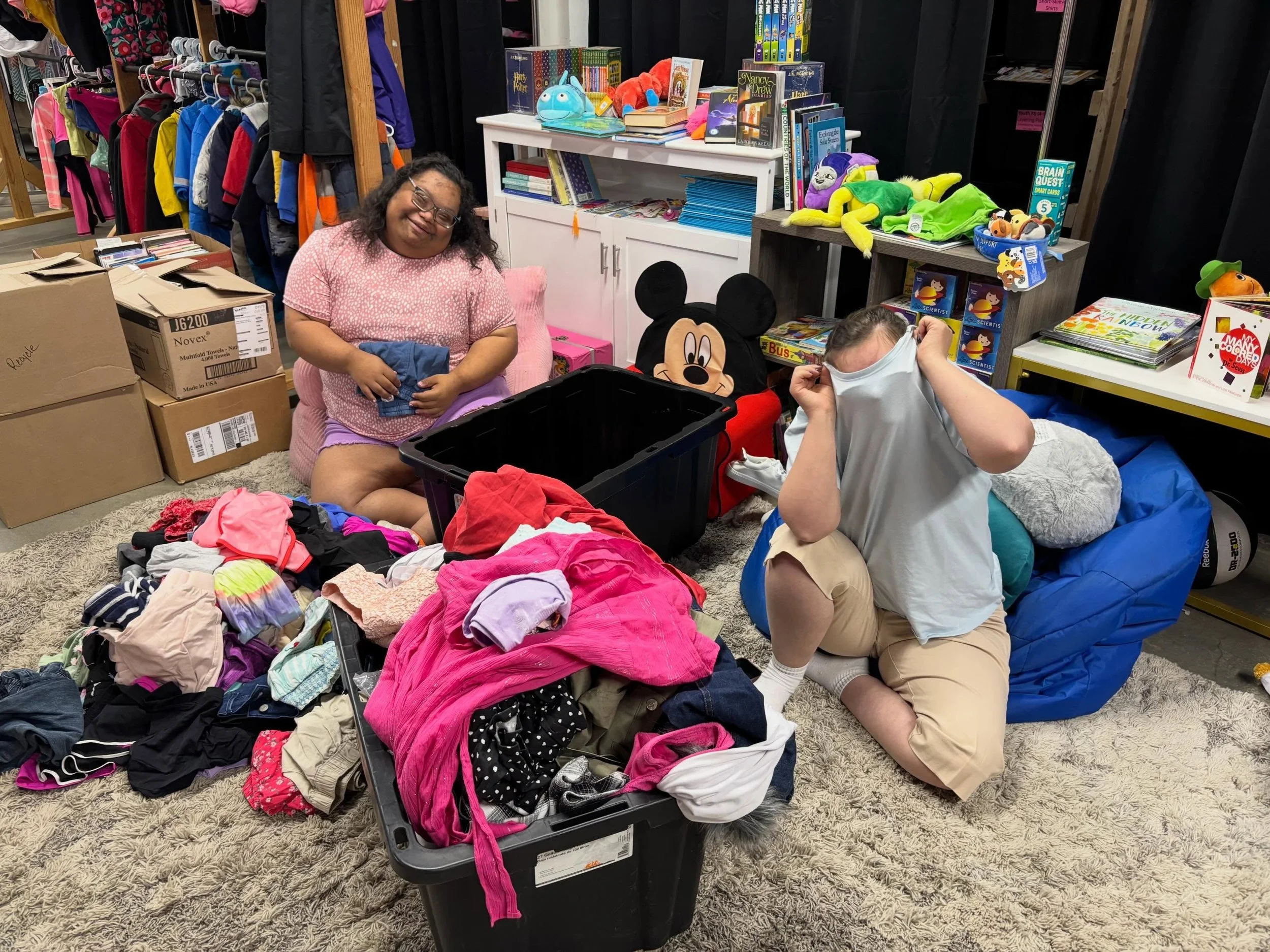Thursday tradition hanging with @honeyfromtherockcle, we even had a second CRU team join to clear out a room in record time! Thanks for all your community support team!! 🐝💛