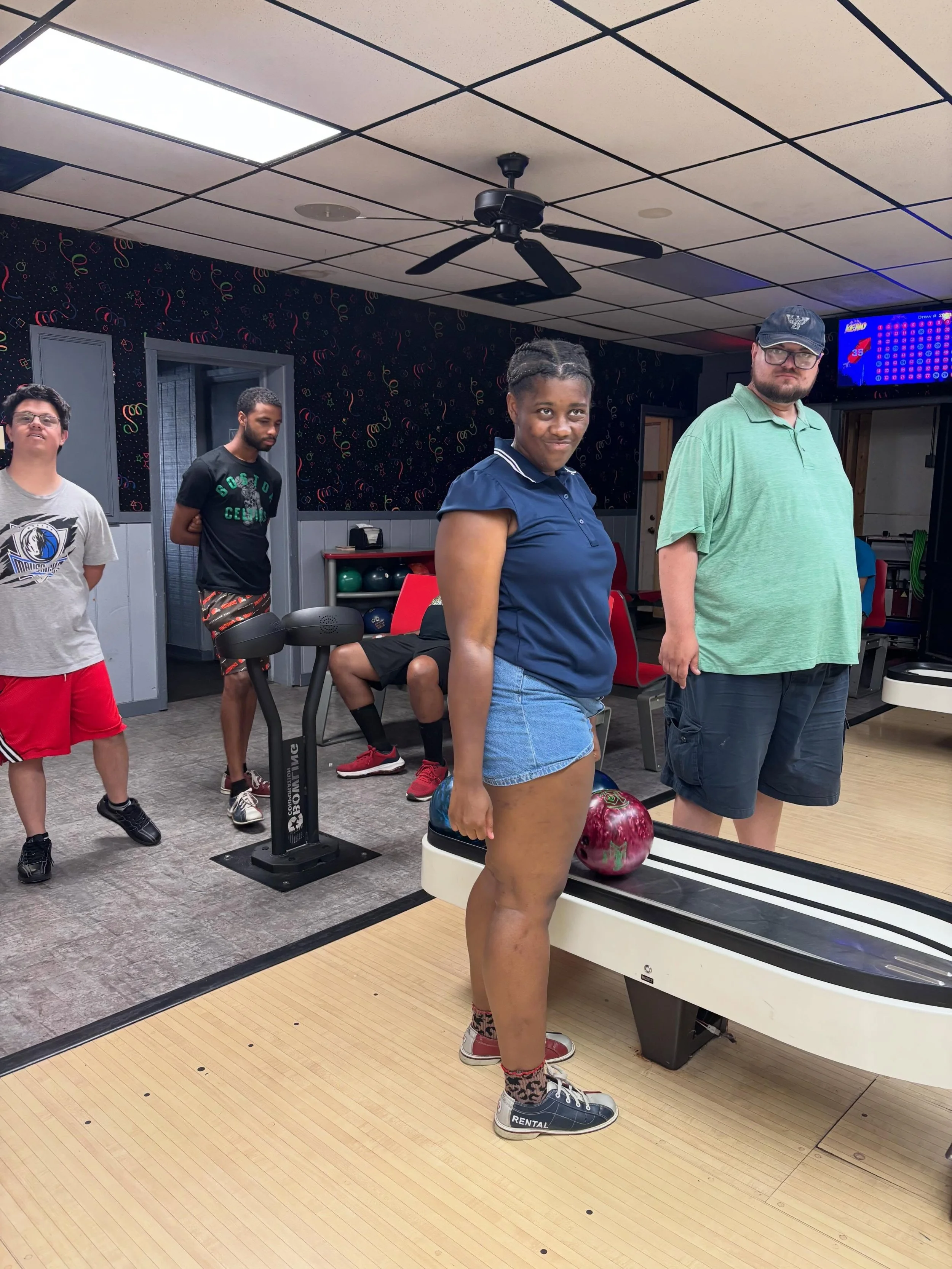 Movin and groovin on a Tuesday!! Hitting up goodwill for some goodies, cardio drumming with @rec2connectfoundation and bowling with friends! 🎳🤍🛒🥁