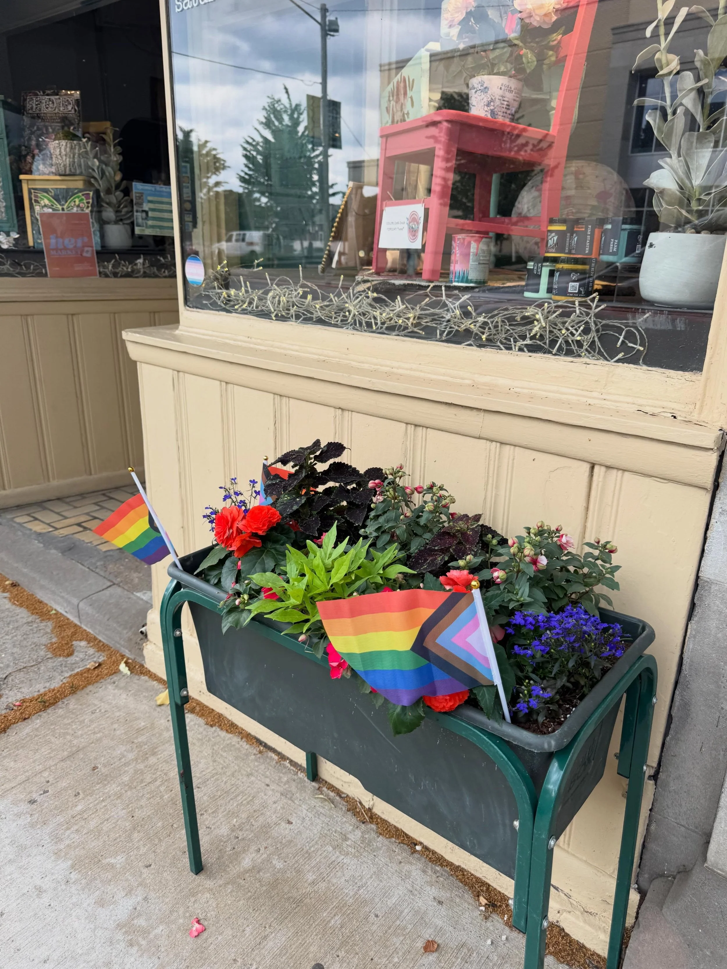 We love seeing our CRU teams enjoying community in different ways that mean something to each member! Our BLOOM @lakewood_alive flowers are THRIVING along with our members! Brooklyn joined us at @honeyfromtherockcle today before enjoying some sunshin