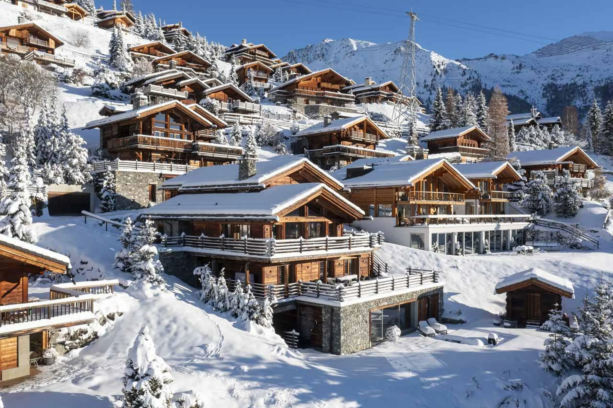 chalet-teredo-verbier-exterior-snowy-side-view-3840.webp