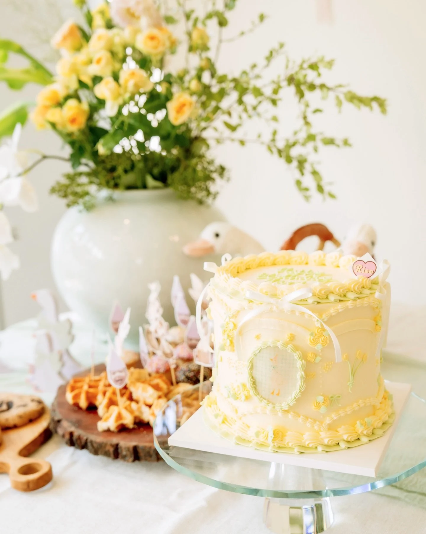 Family photo session for a little goose&mdash;baby boy turning one! 🪿

A lovely celebration for the family, marking a full year together 💛

Booking available now 📸

Cake: @risocake.official 

#sydneyfamilyphotographer #sydneyfamilyphotography #syd