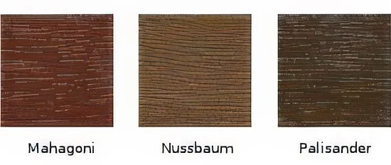 Drei Holzmusterproben mit den Bezeichnungen Mahagoni, Nussbaum und Palisander.