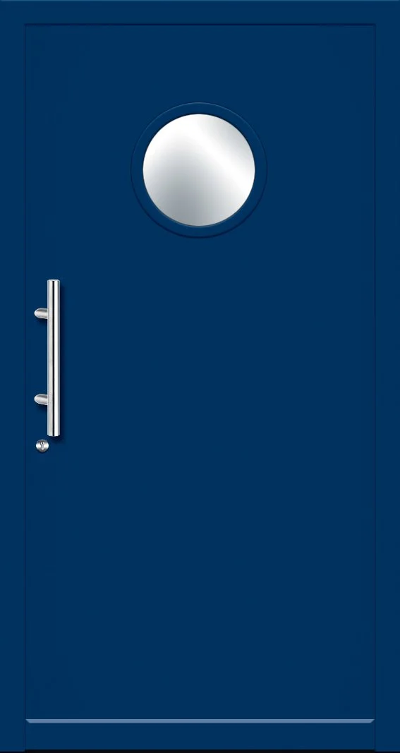 Blaue Tür mit rundem Fenster und silbernem Griff