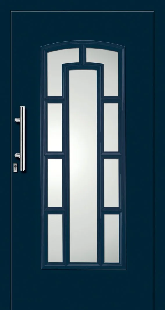 Blaue Haustür mit gläsernen Fenstern und silbernem Griff.