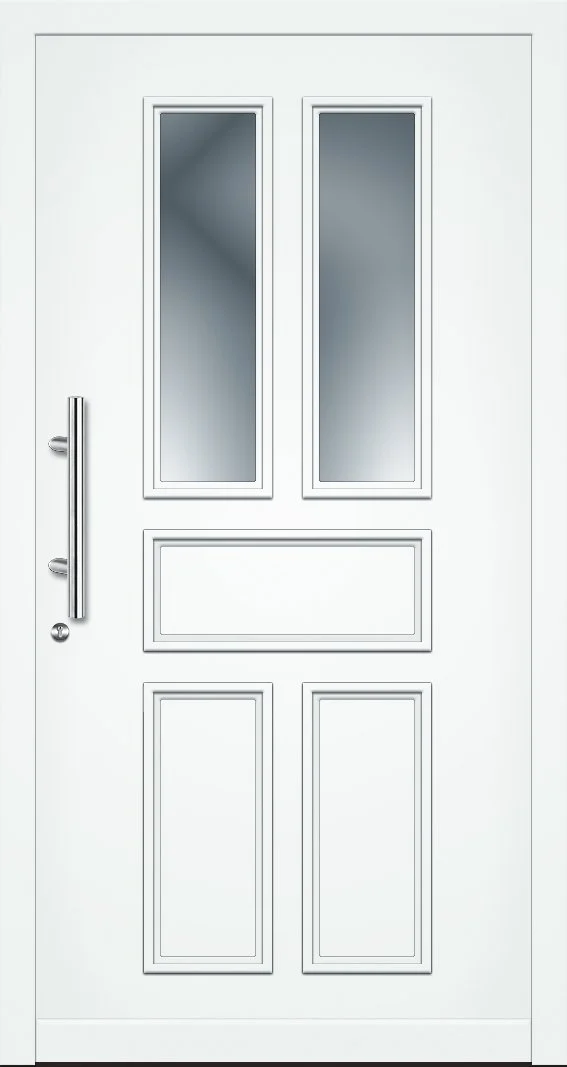 Weiße Haustür mit vier hohen Glaseinsätzen, seitlicher metallicer Türklinke und Briefkasten.