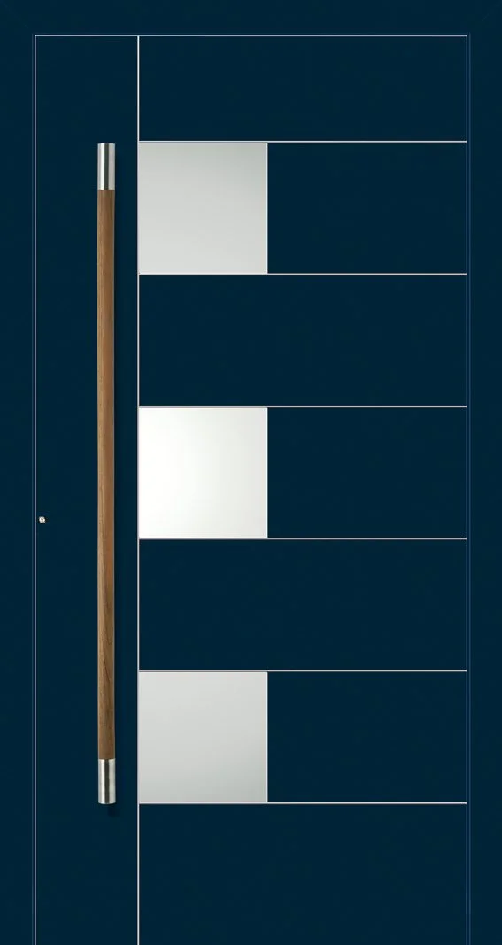 Moderne Tür mit geometrischem Design in Blau und Weiß, mit Holzriegel an der linken Seite.