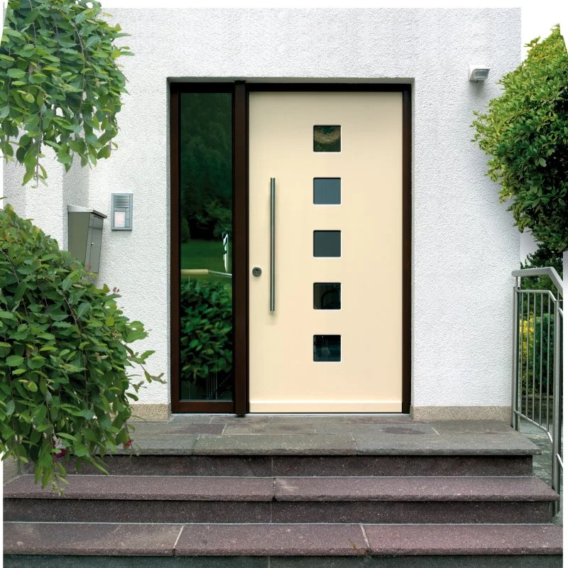 Moderne Haustür in Cremefarbe mit vier kleinen quadratischen Fenstern und langem Griff, umgeben von weißen Wänden, grünem Busch auf der linken Seite und einer Leiter auf der rechten Seite, auf einer Treppe aus dunklen Zementplatten.