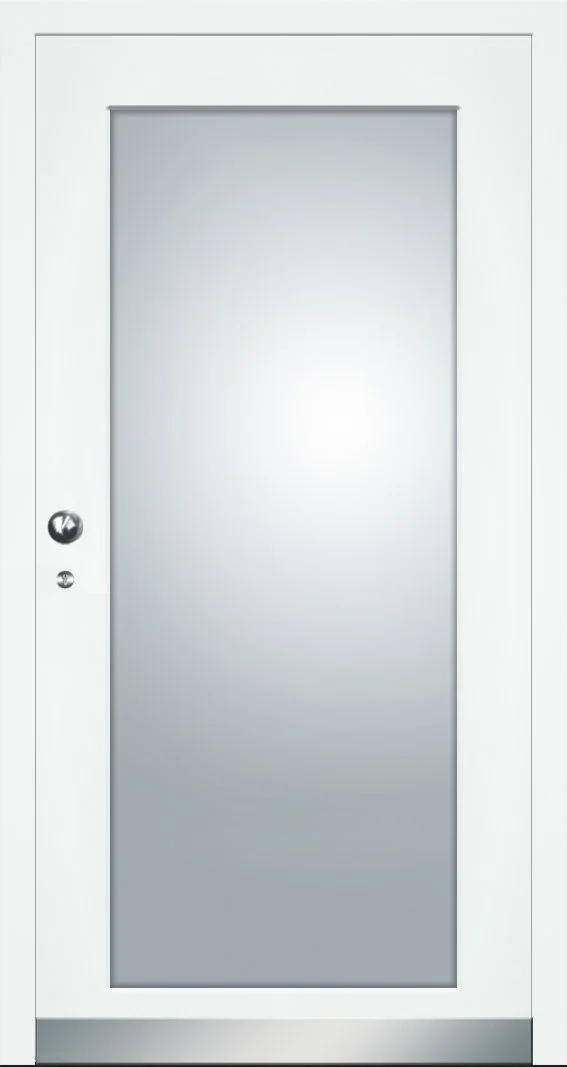 Weiße Tür mit einem großen, quadratischen, halbtransparenten Fenster in der Mitte, Drehknauf und Türschloss auf der linken Seite.