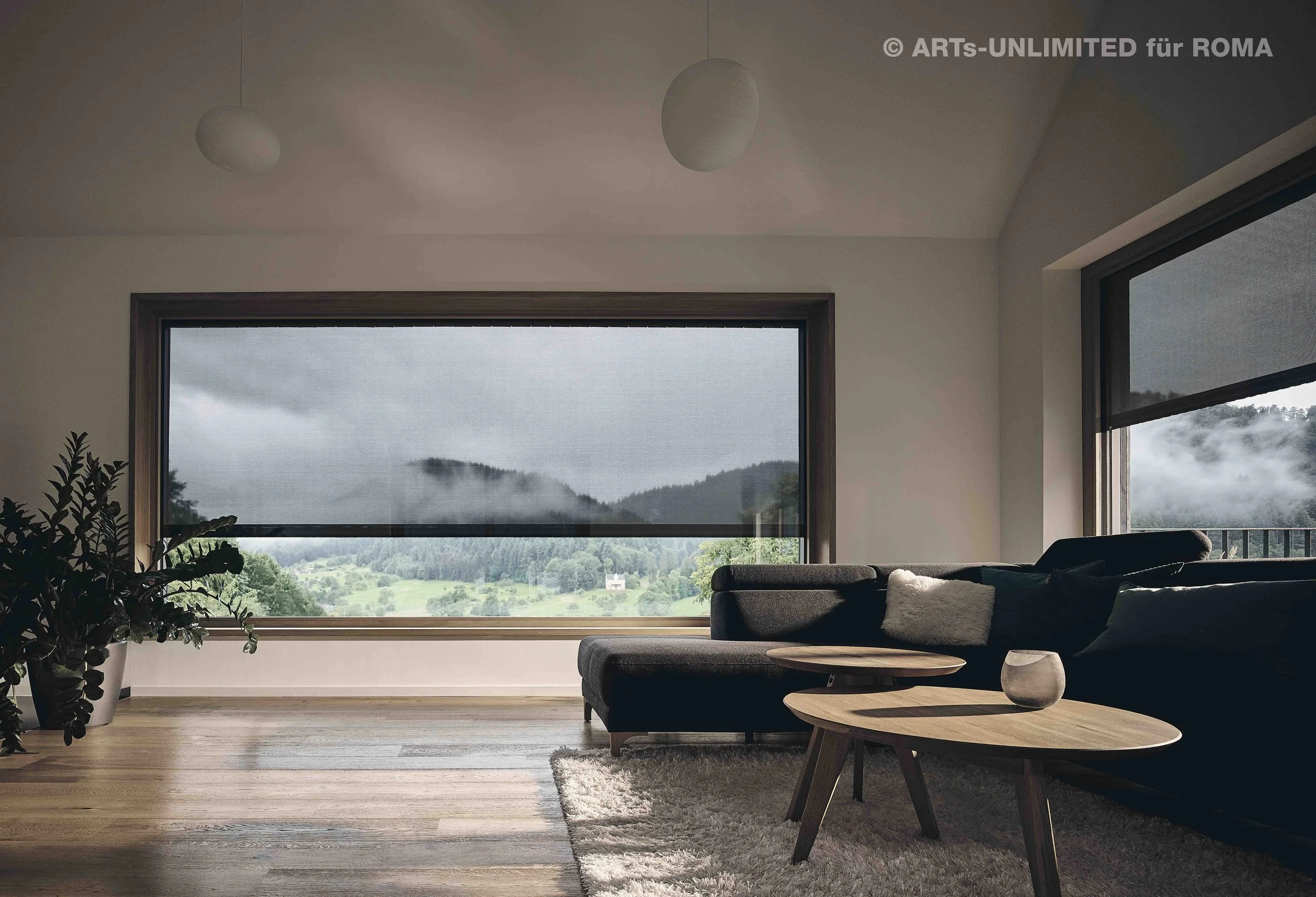 Ein modernes Wohnzimmer mit großen Fenstern, Blick auf nebelverhangene Hügel, dunklem Sofa, Holztisch, Teppich und Zimmerpflanze.