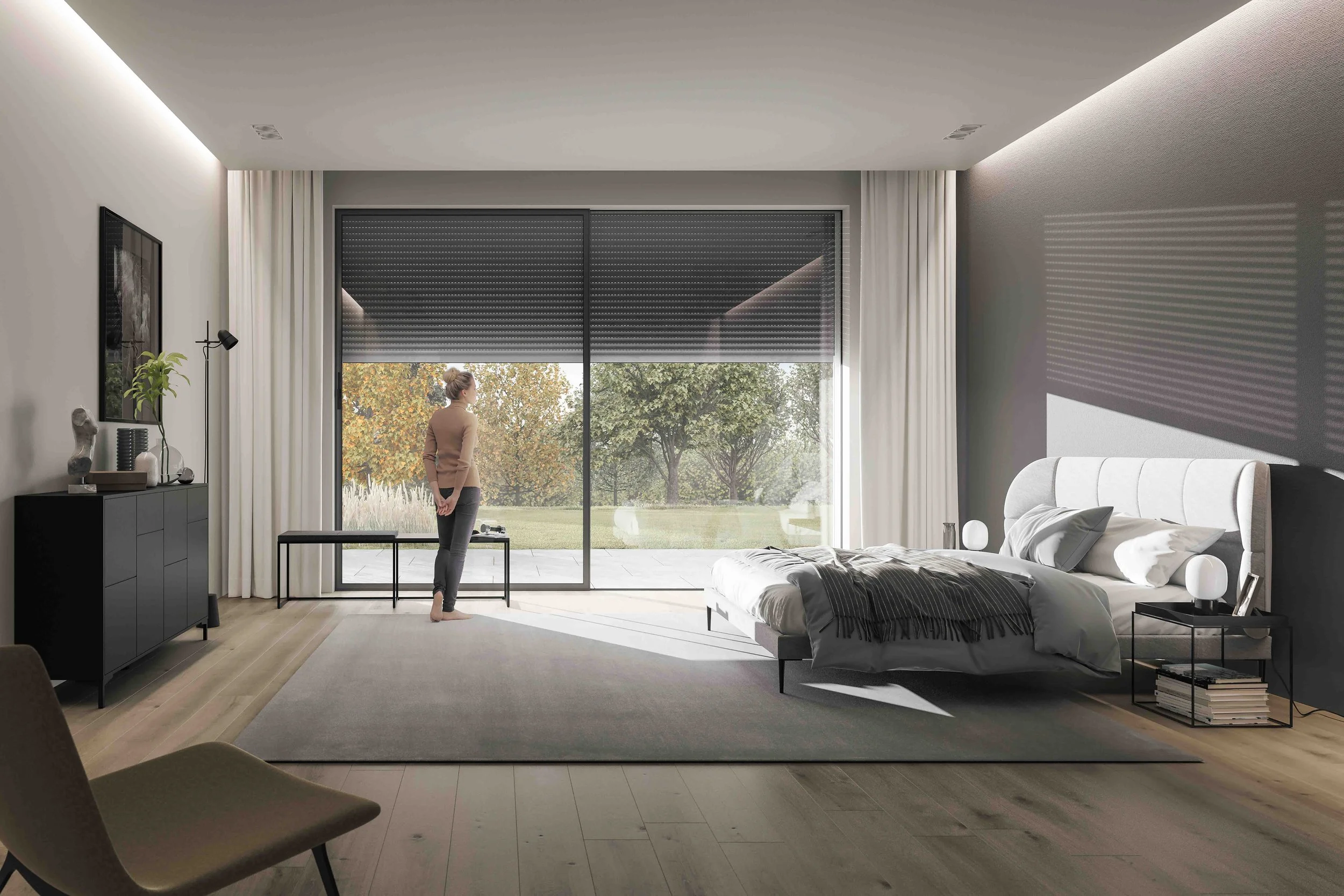 Modernes Schlafzimmer mit großen Fenstern, Blick nach draußen auf einen Garten mit Bäumen, darin eine stehende Person.
