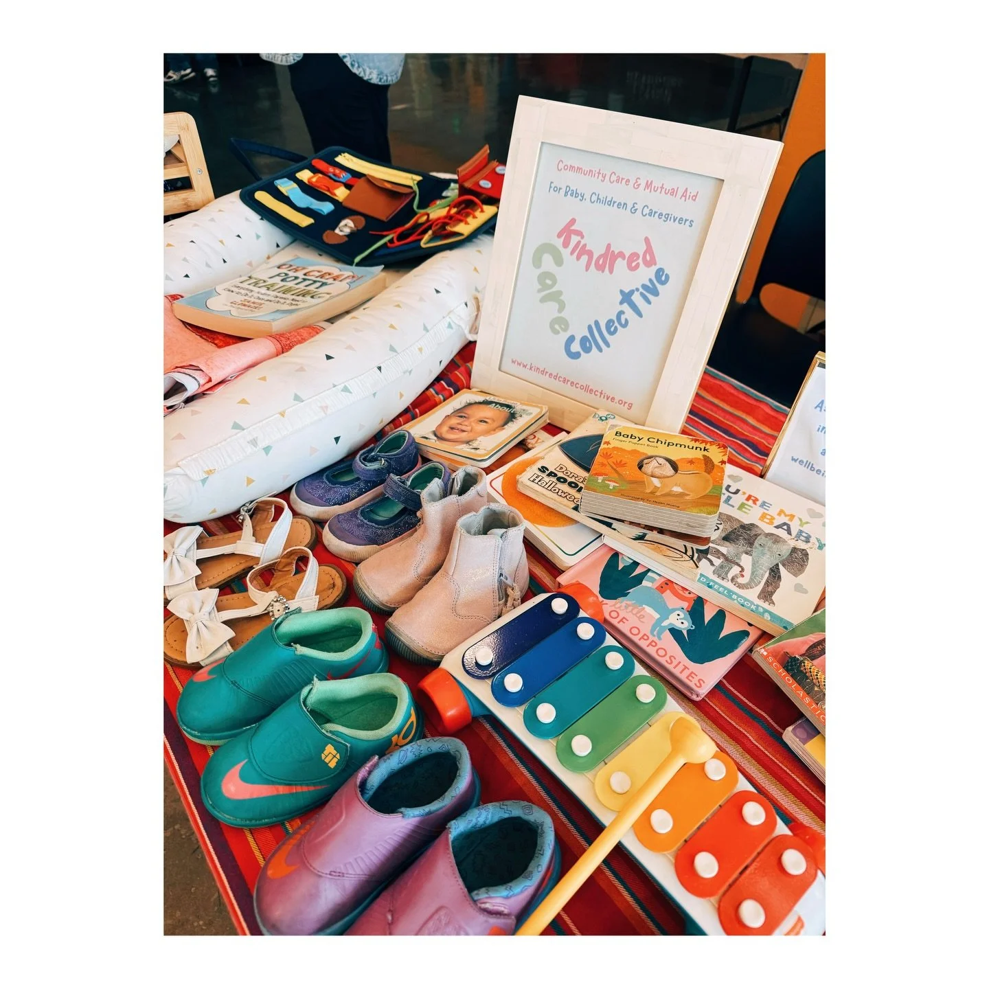 Deep East Oakland love in action. ✊🏽
Kindred Care Collective was at *Town Kids Fest* today sharing mutual aid with infants, toddlers, and mamas&mdash;because our families have always taken care of each other. Kids enjoyed ballet folkl&oacute;rico, f