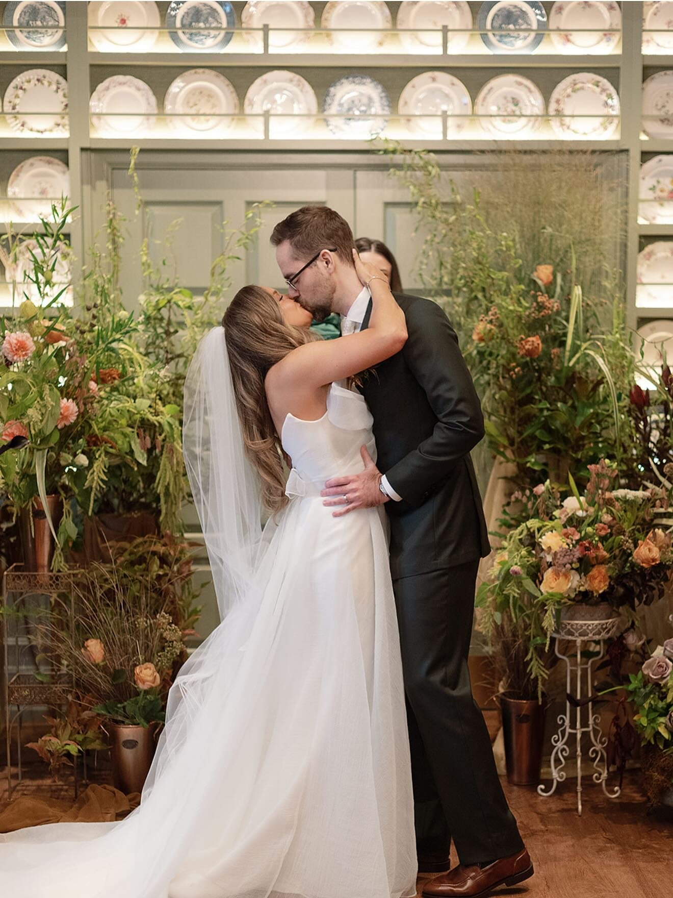 First look of Linds and Ian October 11, 2025 🧡 can&rsquo;t wait to see the rest!! Thank you for having me as your florist 🥰 @lindstagrams1 
photos by: @jessicaspollphotography  Event planner @emilyeverafterweddings