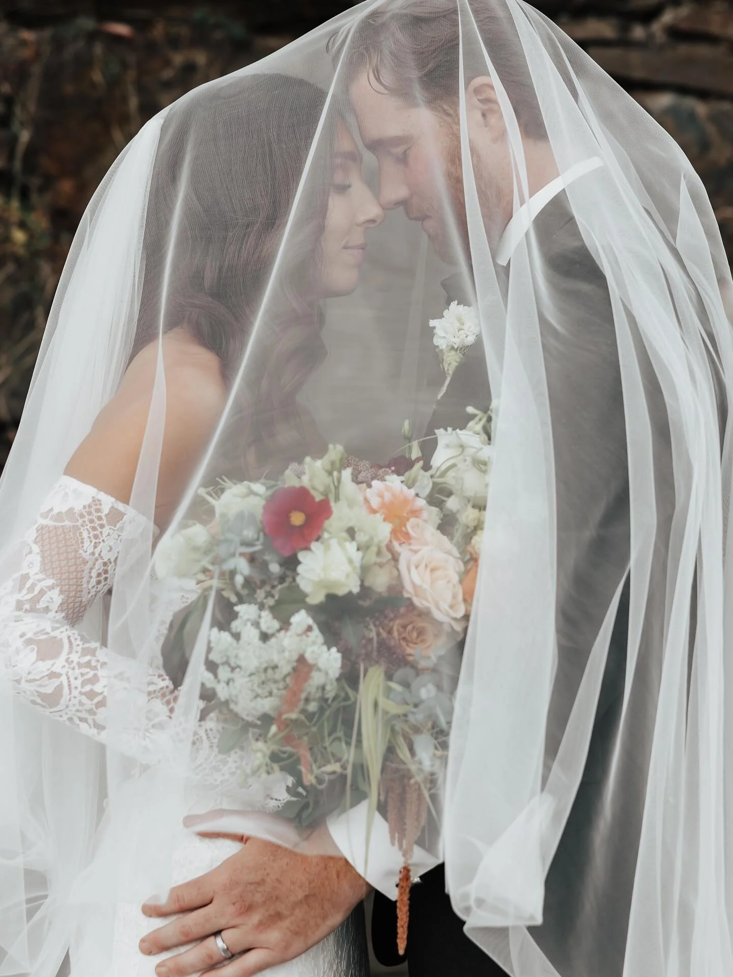 The veil shots so romantic and perfect, it really is so special to me to be apart of your big day and getting to know my clients on a personal level❤️ @erica_regs absolutely beautiful photography by @jennifersylphoto and wedding planner @astralplanni