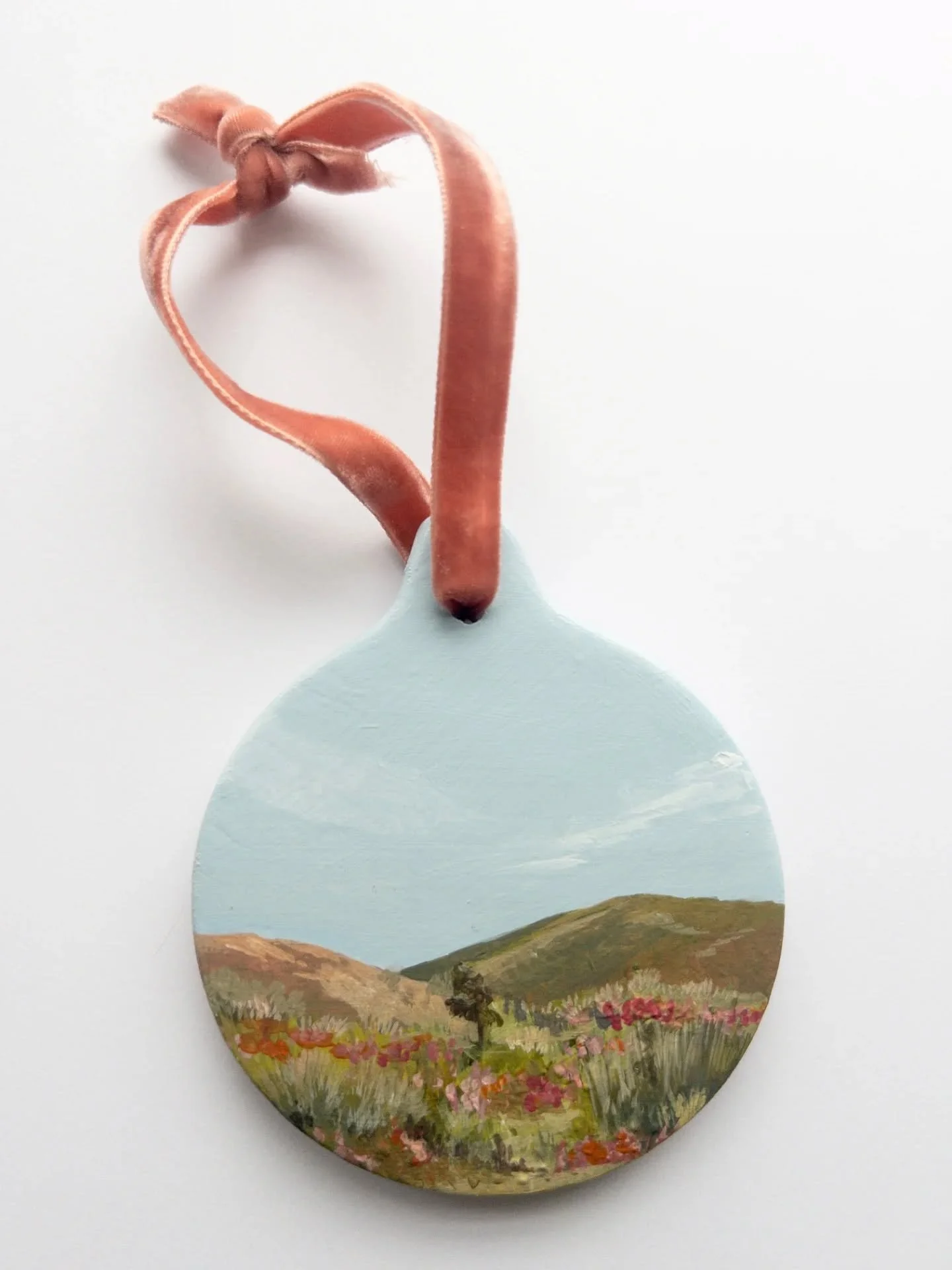 the story behind a christmas commission 🤝 an ornament

One of my clients who commissioned a painting earlier this year, reached out to me back in October. She asked if I could create an ornament to be part of her small artists ornament collection. I