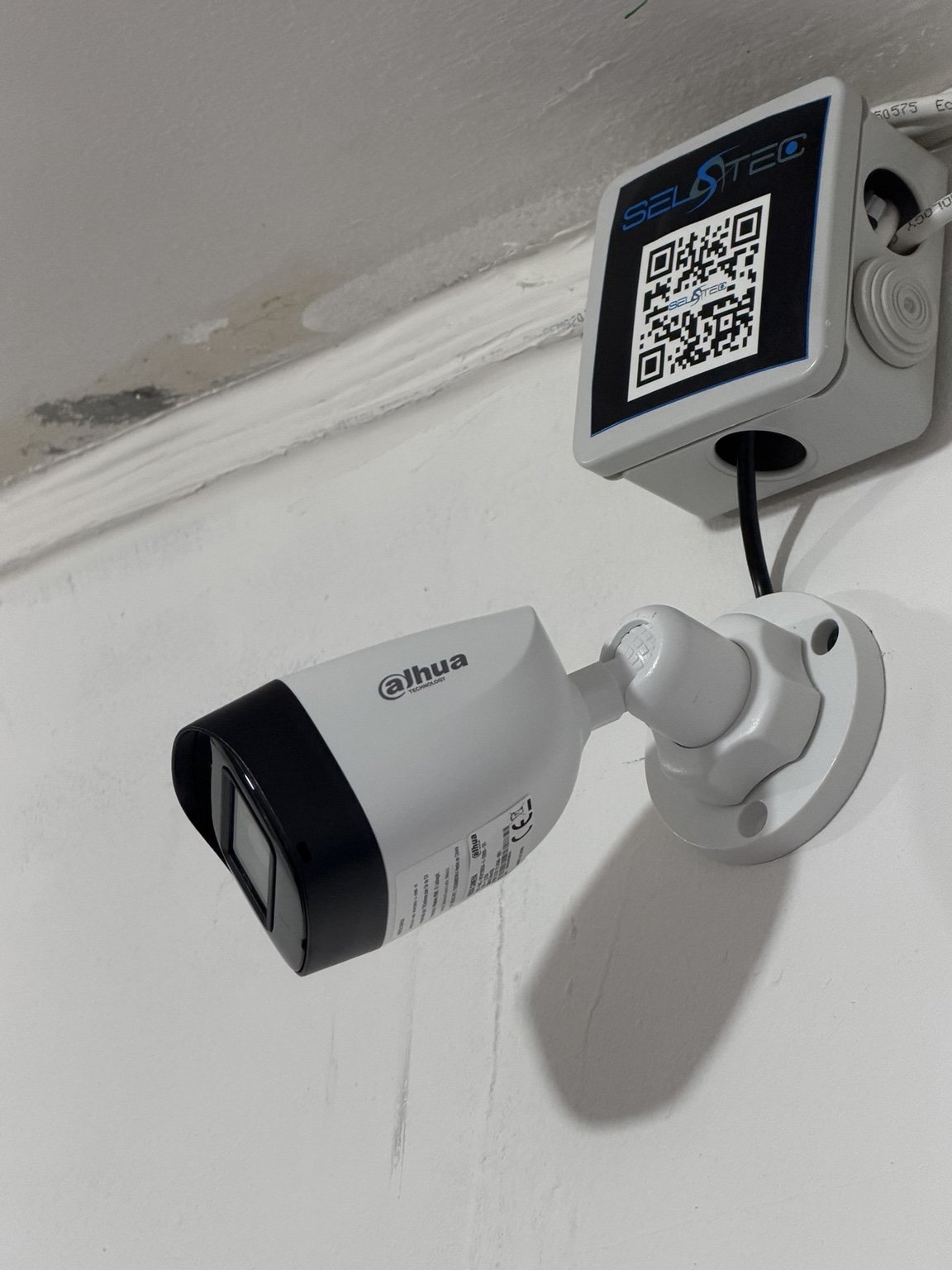 Instalación profesional de cámara Dahua con caja de protección y distintivo Seltec.