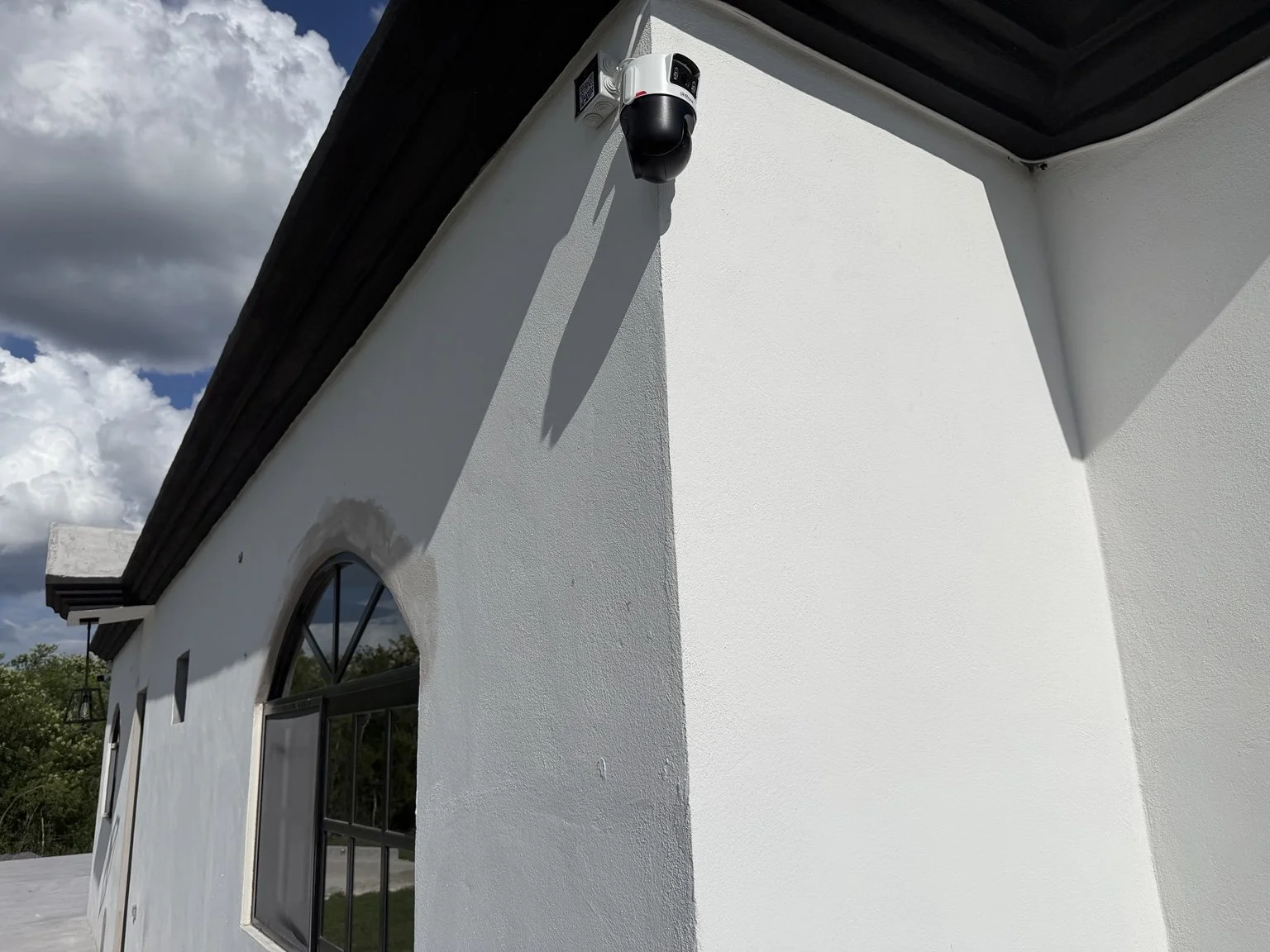Cámara PTZ Dahua instalada para supervisión exterior y cobertura perimetral.