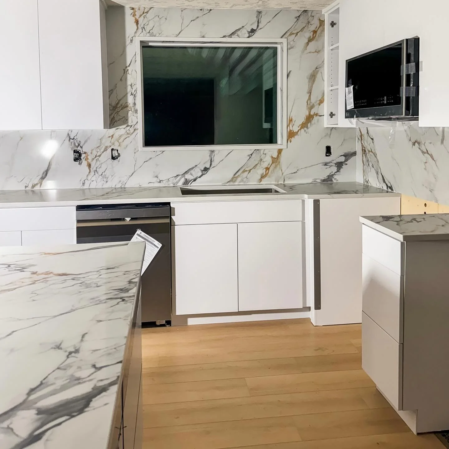 Full Height Backsplash, amazing🩷🩷 

#kitchen #upgrading #kitchenupgrade #upgraded #builder #countertops #designers
