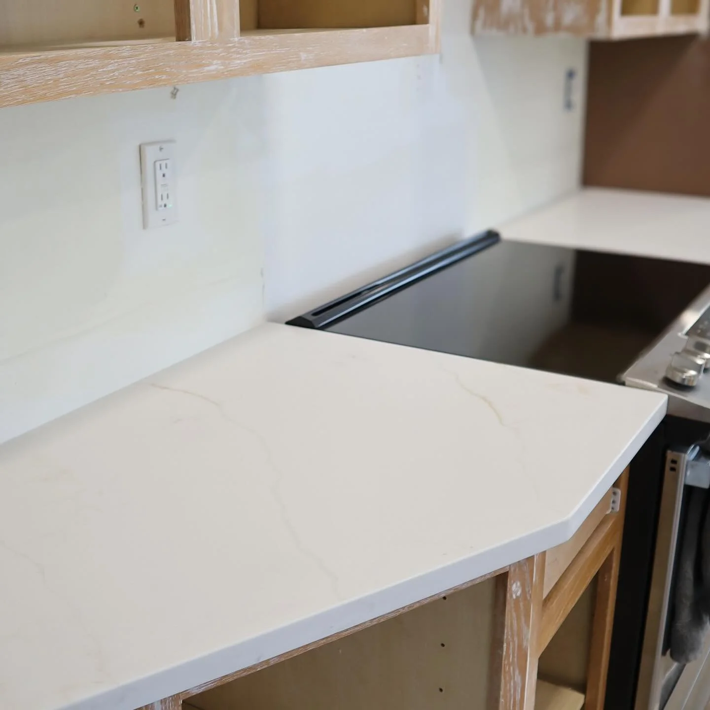 Quartz countertops🧡

Don&rsquo;t forget to call us for a free estimate!!! 

#utahremodel #kitchenupgrade #upgrading #remodeling #construction #homeideas #homedecor #decor #utahphotographer #utahbusiness