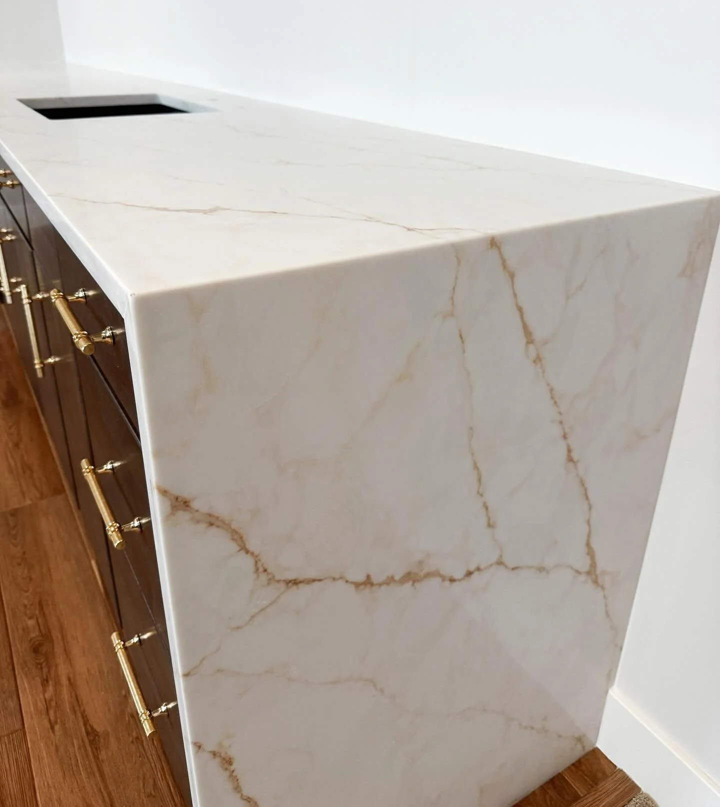 Wonderful installation 🧡

Material : Carioca Gold by @gsmarbleandgraniteslc 

#quartz #kitchen #kitchenideas #utahconstruction