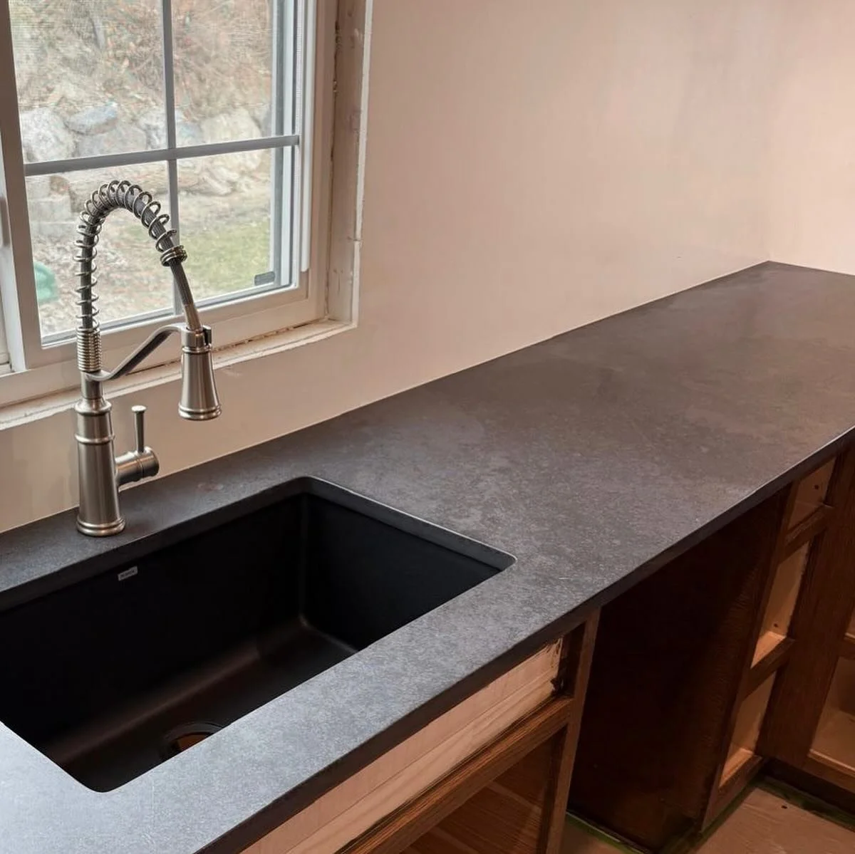 🖤🖤

Material : Graffit Quartz 

#quartz #quartzinspo #inspiration #kitchenupgrade #kitchenideas