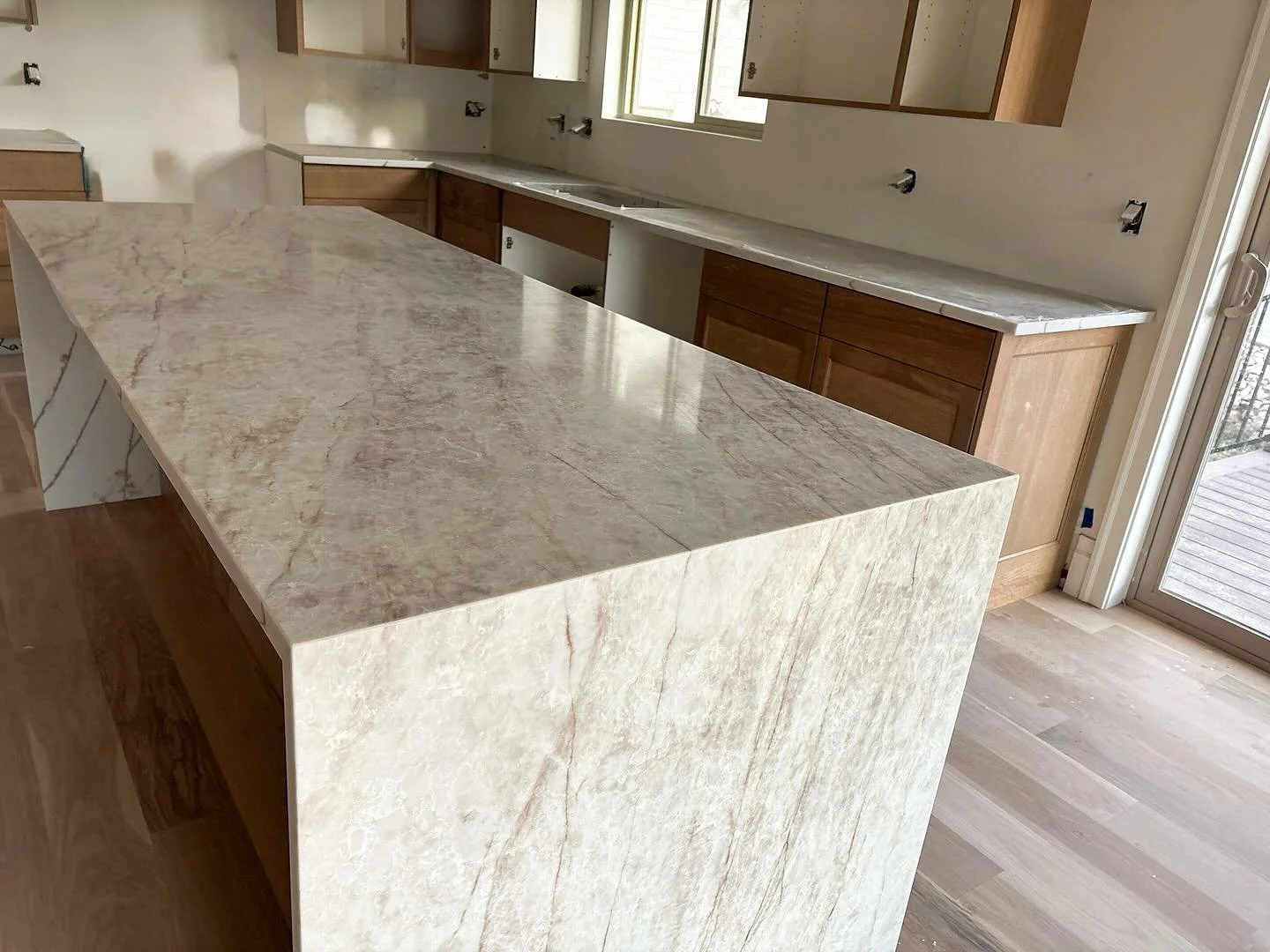 ✨ Craftsmanship meets elegance ✨
This waterfall island is a true beauty idol, dressed in Taj Mahal Quartz and Thasos Brown.
The perfect blend of timeless luxury and natural artistry.

Material from : @gsmarbleandgraniteslc 
#StoneFabrication #Waterfa