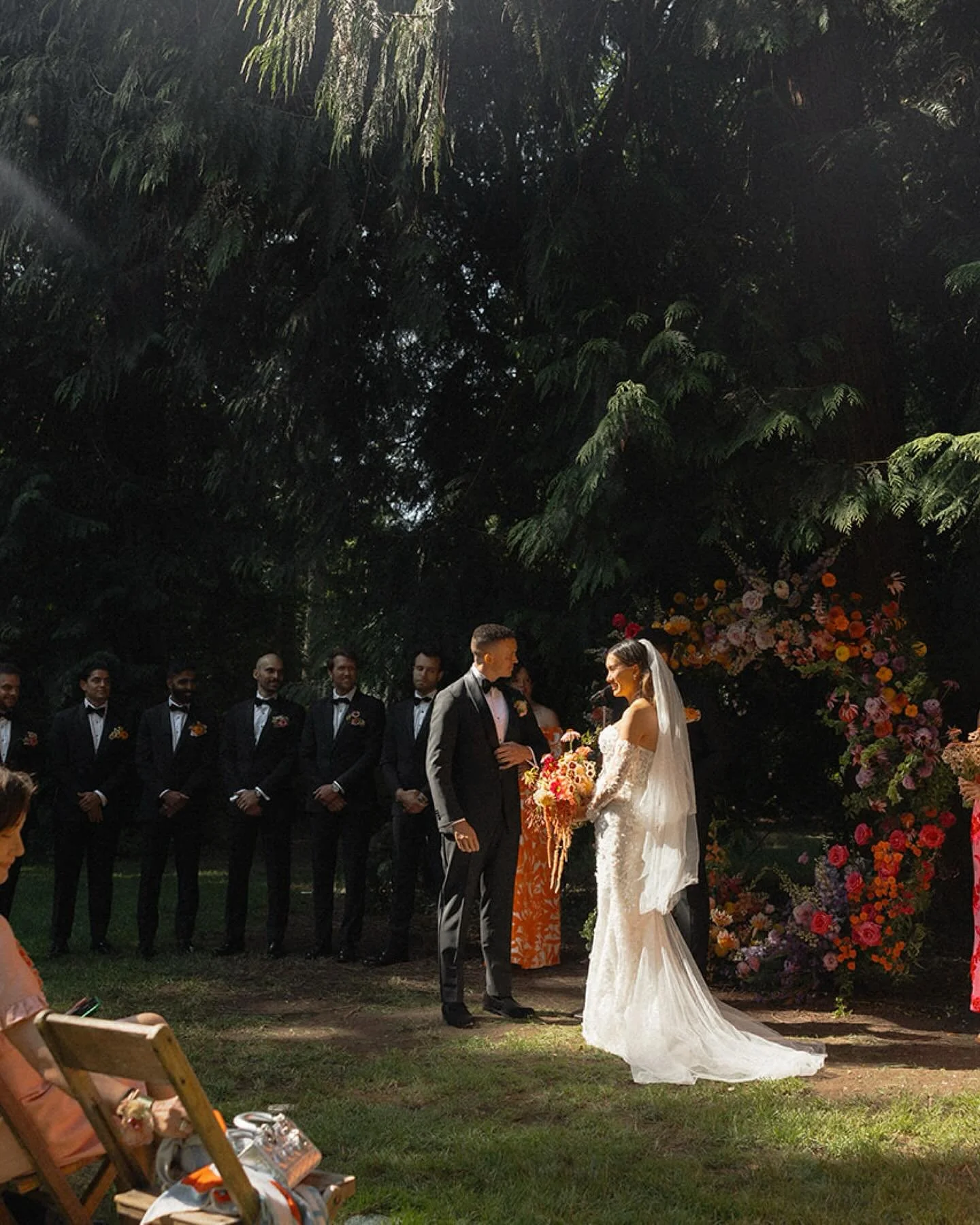 The meadow ceremony of our dreams! The way the sun was steaming through the trees made this moment somehow even more full of magic. #finnevents #lovestories 

Photography: @levihri 
Floral: @newleaffloraldesign 
Beauty: @chuchu_makeuphair 
Rentals: @