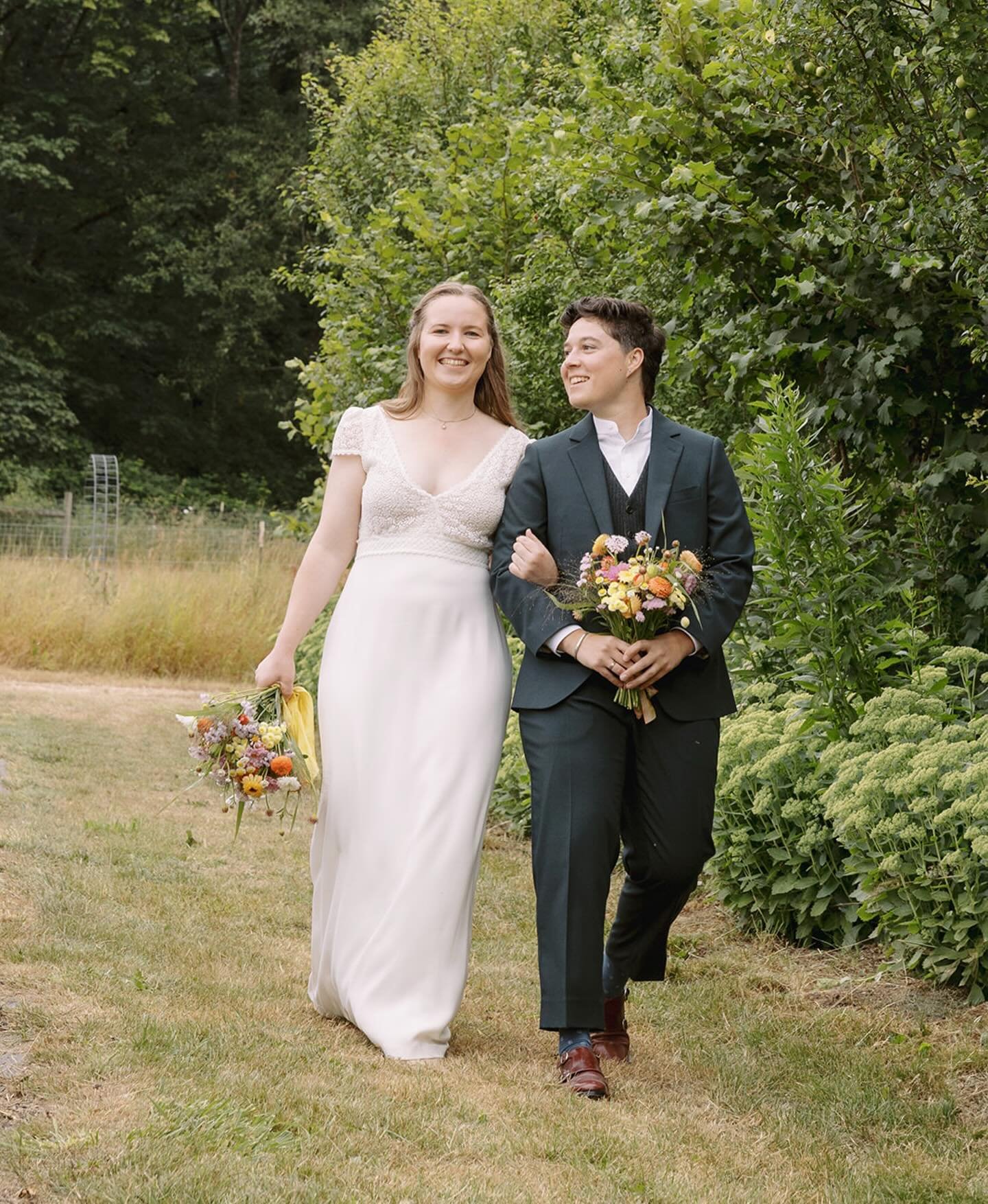 August love in the PNW 🧡

Photography: @marykalhorweddings 
Venue: @whitelotusfarm 
Catering: @aster.pantry 
Rentals: @cortpartyrental &amp; @olympicfarmstyle 
Entertainment: @bluewaveband