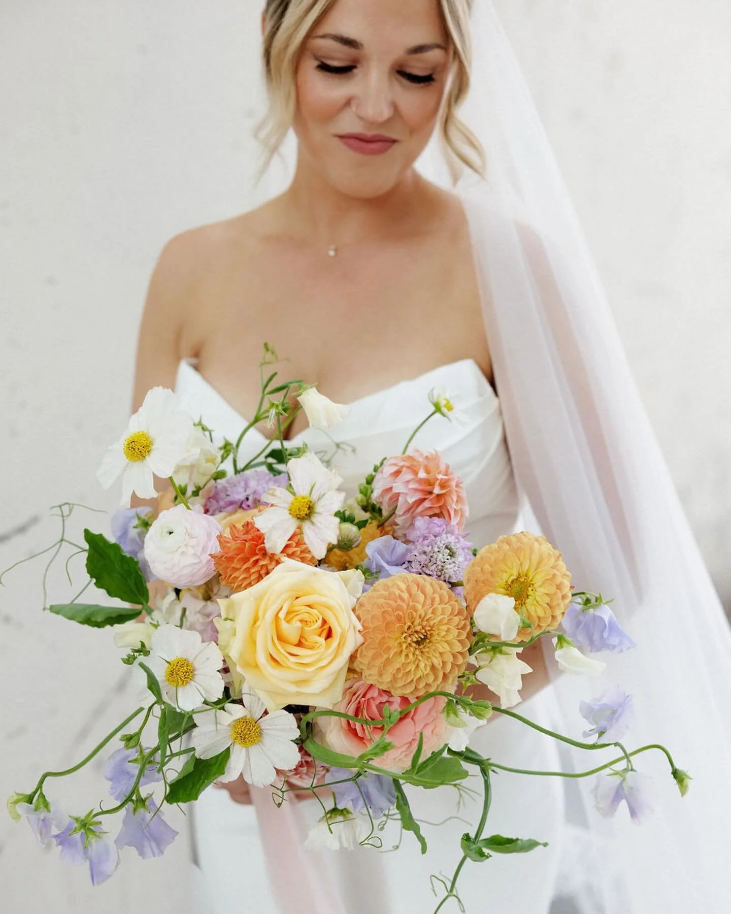 How long until it gets warm again?? Not only are these details everything we could want and more but they&rsquo;re also giving us spring fever!! 💐

Photography: @mackenseyalexander 
Floral: @nadira_design 
Beauty: @divinetouchonsitehmua 
Entertainme