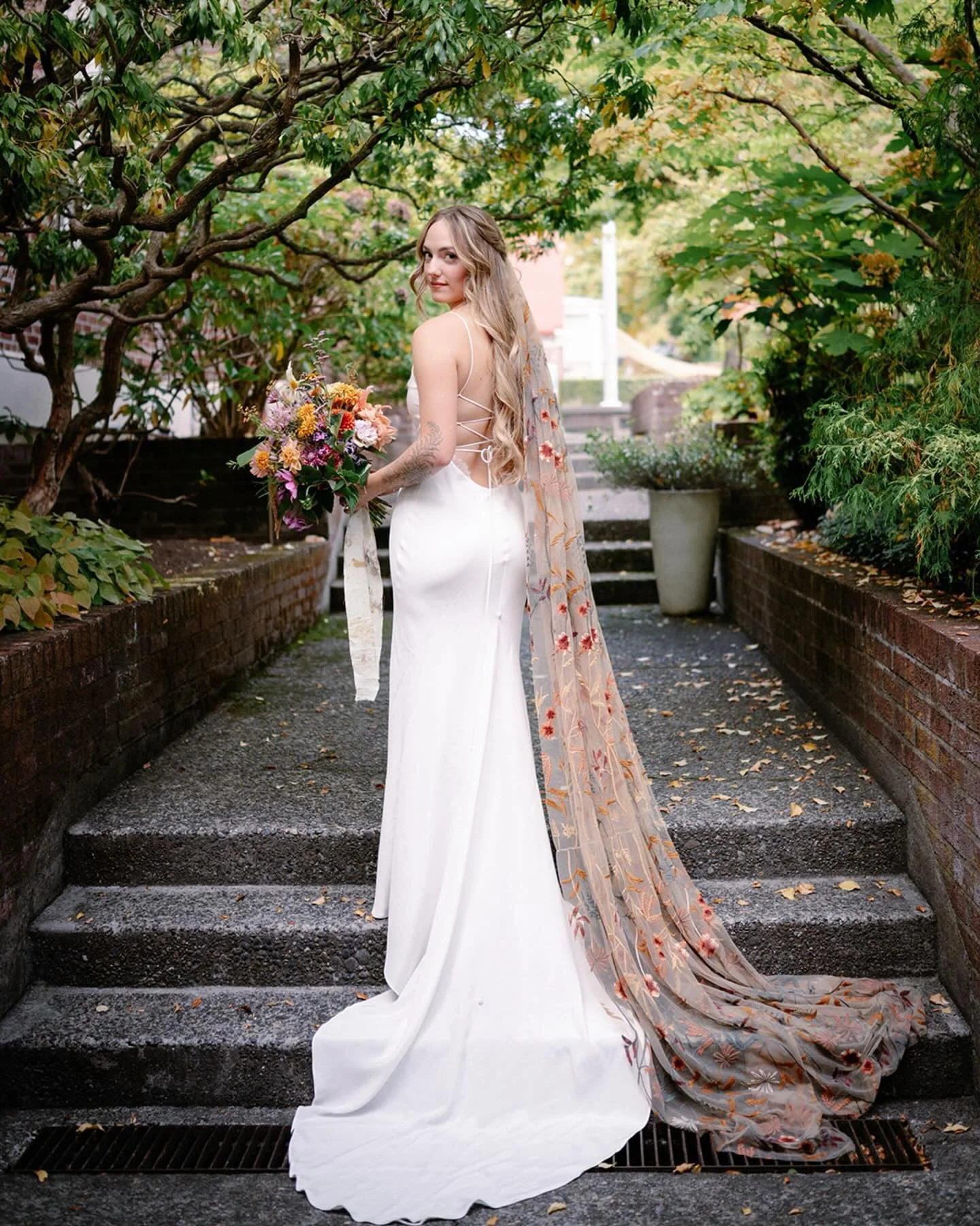We can feel our sweet sweet summer coming back! Busy rounding out the details.

Photography: @soundandseaphotography 
Beauty: @mstimssmakeupartist 
Cake: @ladygreyseattle 
Entertainment: @headsmileproductionsdj 
Floral: @twisted_bramble 
Venue: @hall