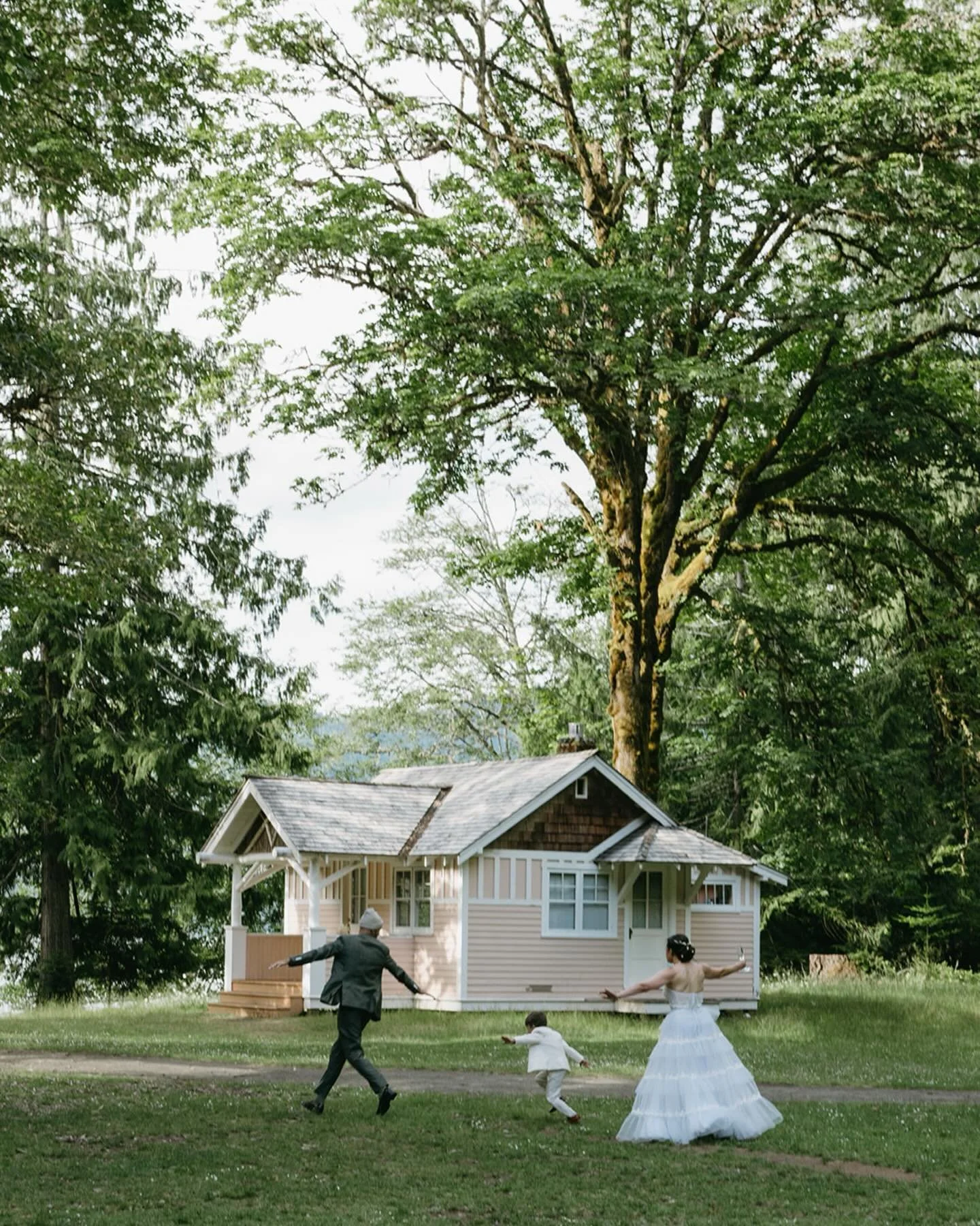 The love we get to witness is what makes these days so special.

Photography: @ezraenzophotography 
Venue / Catering: @naturebridge 
Coordination: @finn.events