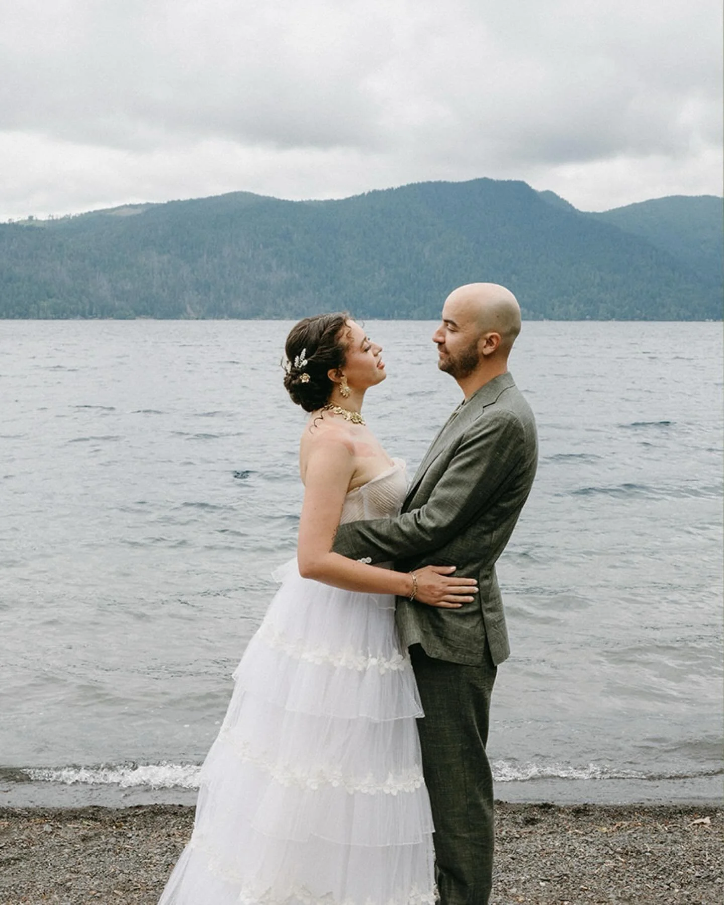 Moments in love in the Pacific Northwest.

Photographer: @ezraenzophotography 
Venue / Catering: @naturebridge 
Coordination: Finn Events