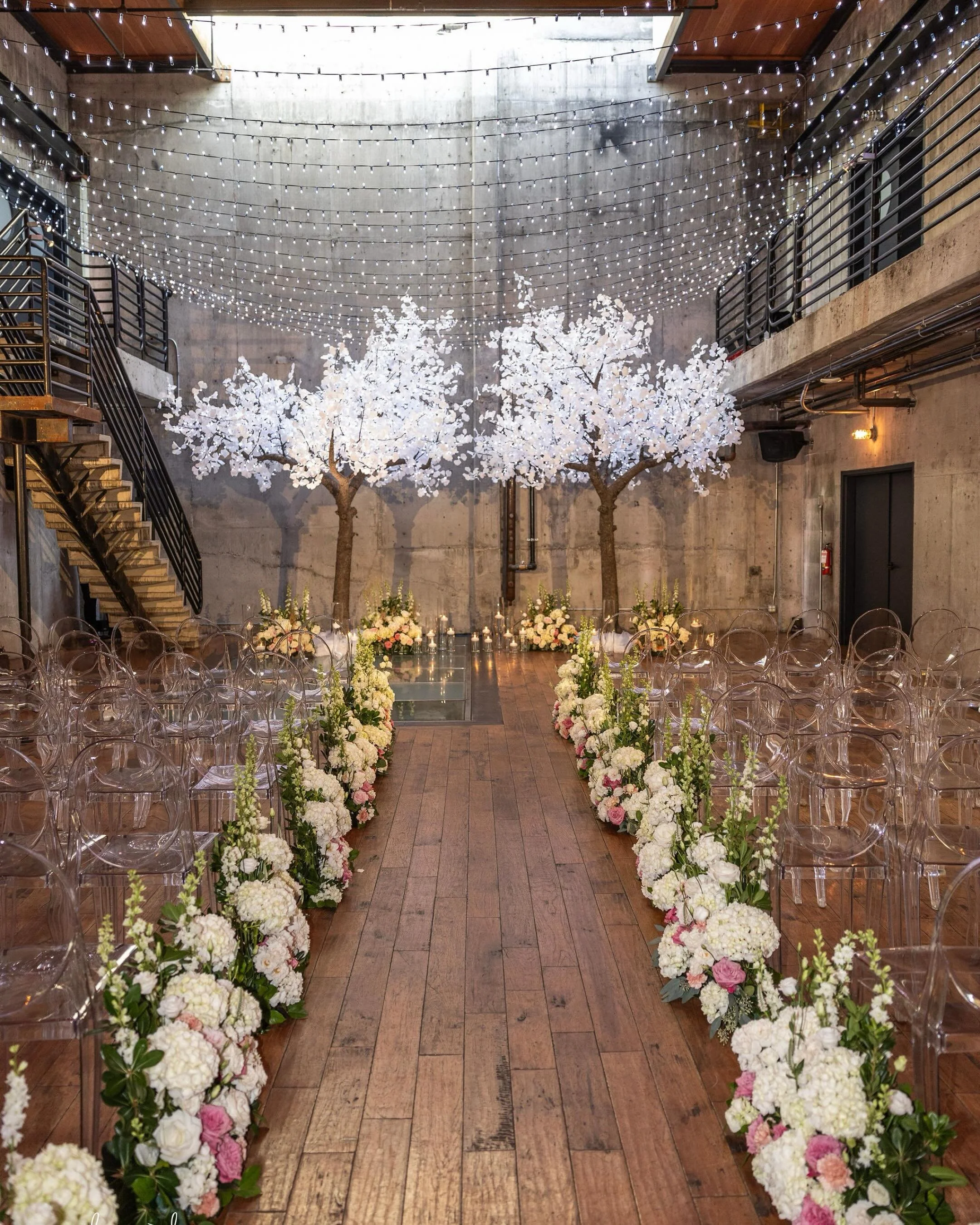 Talk about a dreamy ceremony! 

Photography: @alantephotography 
Venue &amp; Catering: @fremont_foundry by @landmarkeventco 
Floral: @botanikal_design 
Lighting: @lightsmiths.seattle 
Entertainment: @integraldjs 
Transportation: @butlerseattle 
Beaut