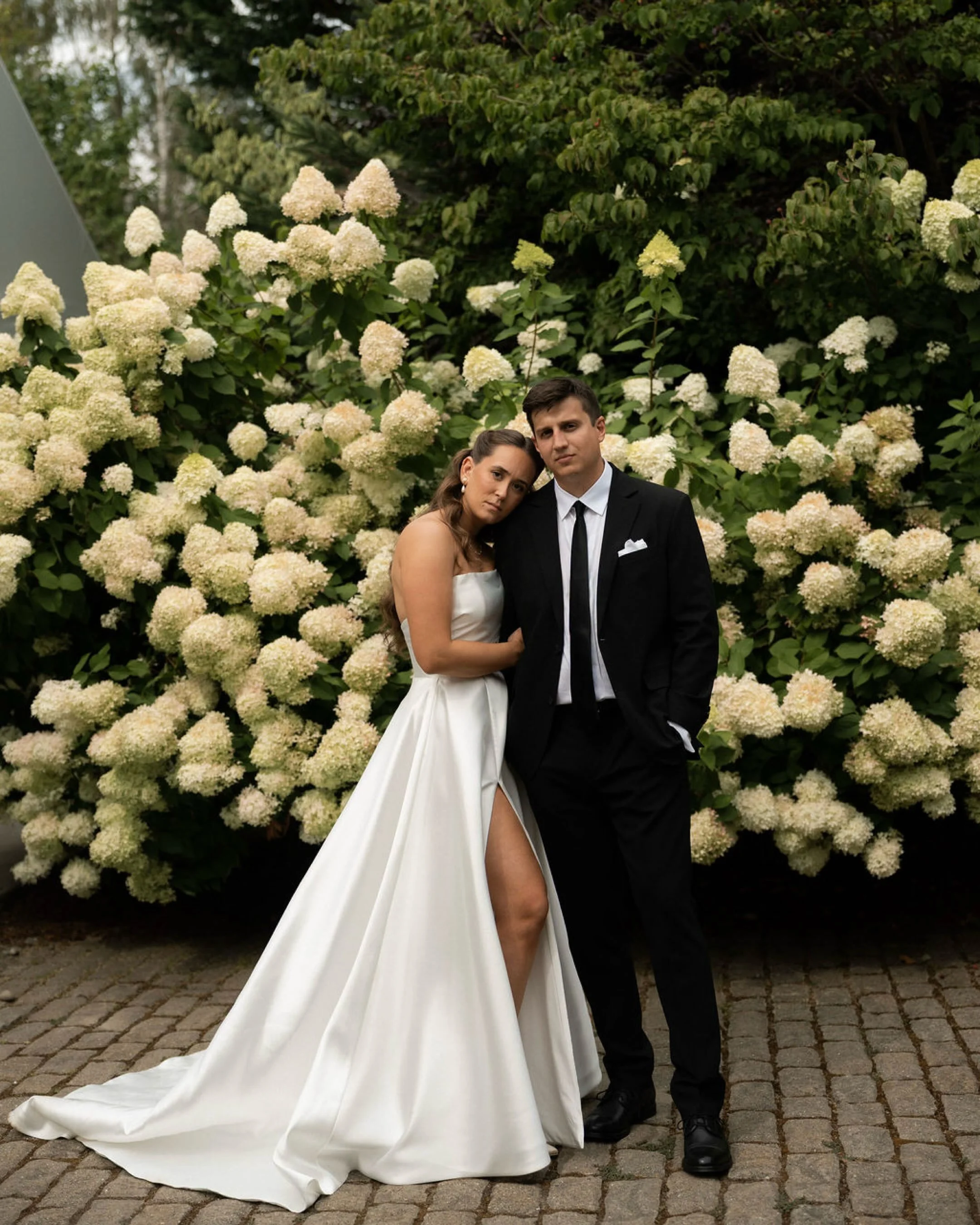 Love stories told between the late summer blooms.

Photography: @kassiegunnphoto 
Beauty: Cassidy Watt
Floral: @farmhouse_box_bloom 
Linen: @bbjlatavola 
Venue/Catering: @foxhollow_events by @landmarkeventco