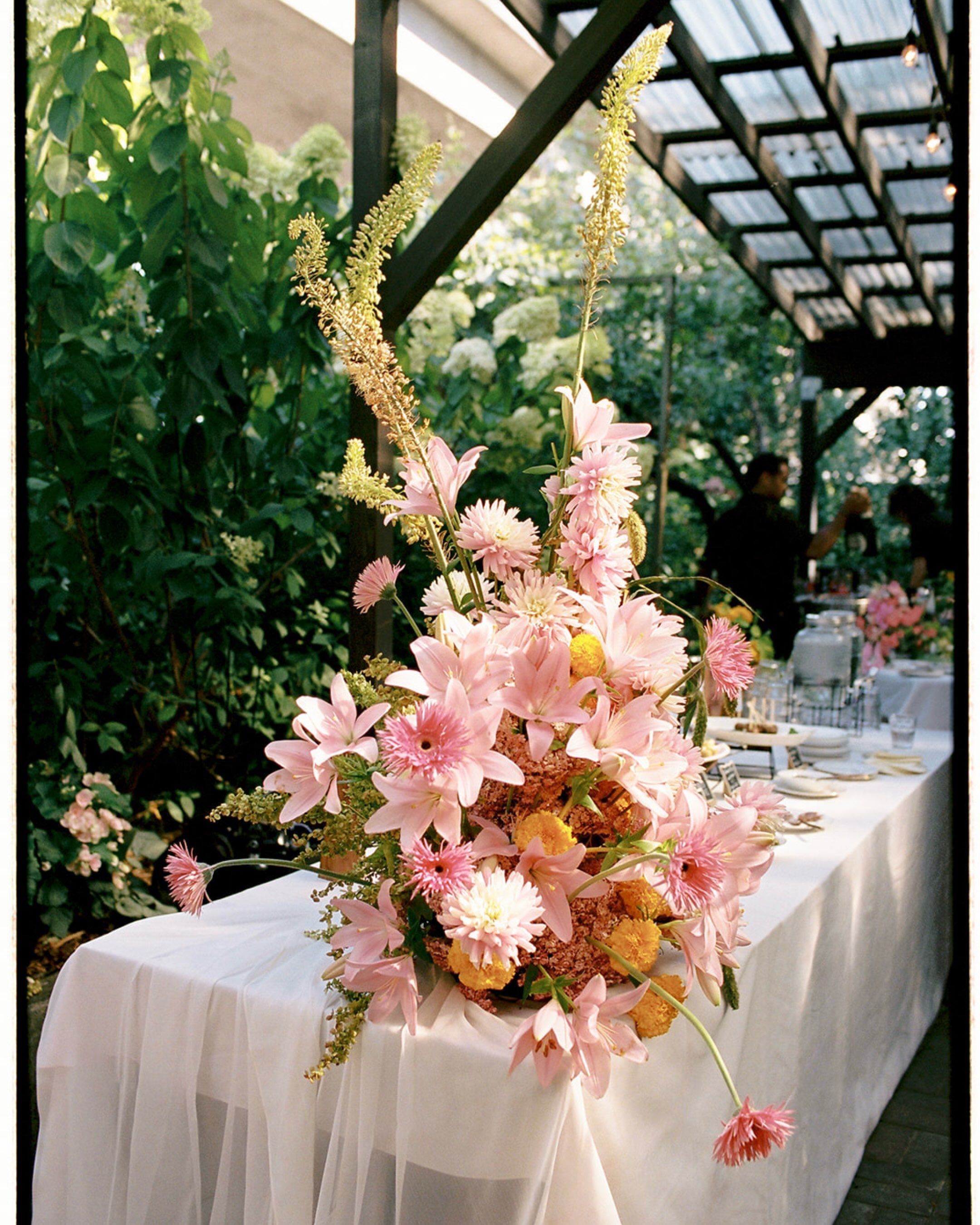 Still drooling over these florals&hellip;

Photography: @marykalhorweddings 
Floral: @phosphorusbotanical 
Venue / catering: @thecorsonbuilding 
Entertainment: @babyvanbeezly 
Rentals: @pedersenseventrentals @bbjlatavola 
Coordination: Finn Events