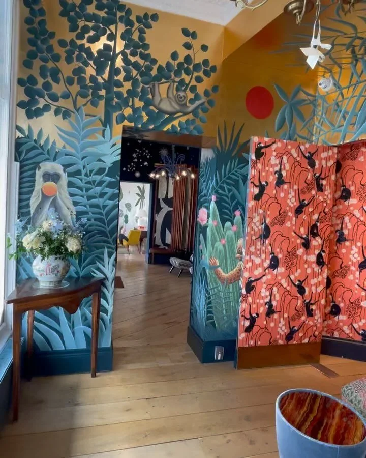 DE GOURNAY, LONDON. Vibrant, balanced and contrasting colours that create an aura of happiness. Each wallpaper and fabric is a unique work of art. 

@degournay 

#traveladventures #degournay #wallpaper #fabric #interiordesign #artisan #chinoiserie #a