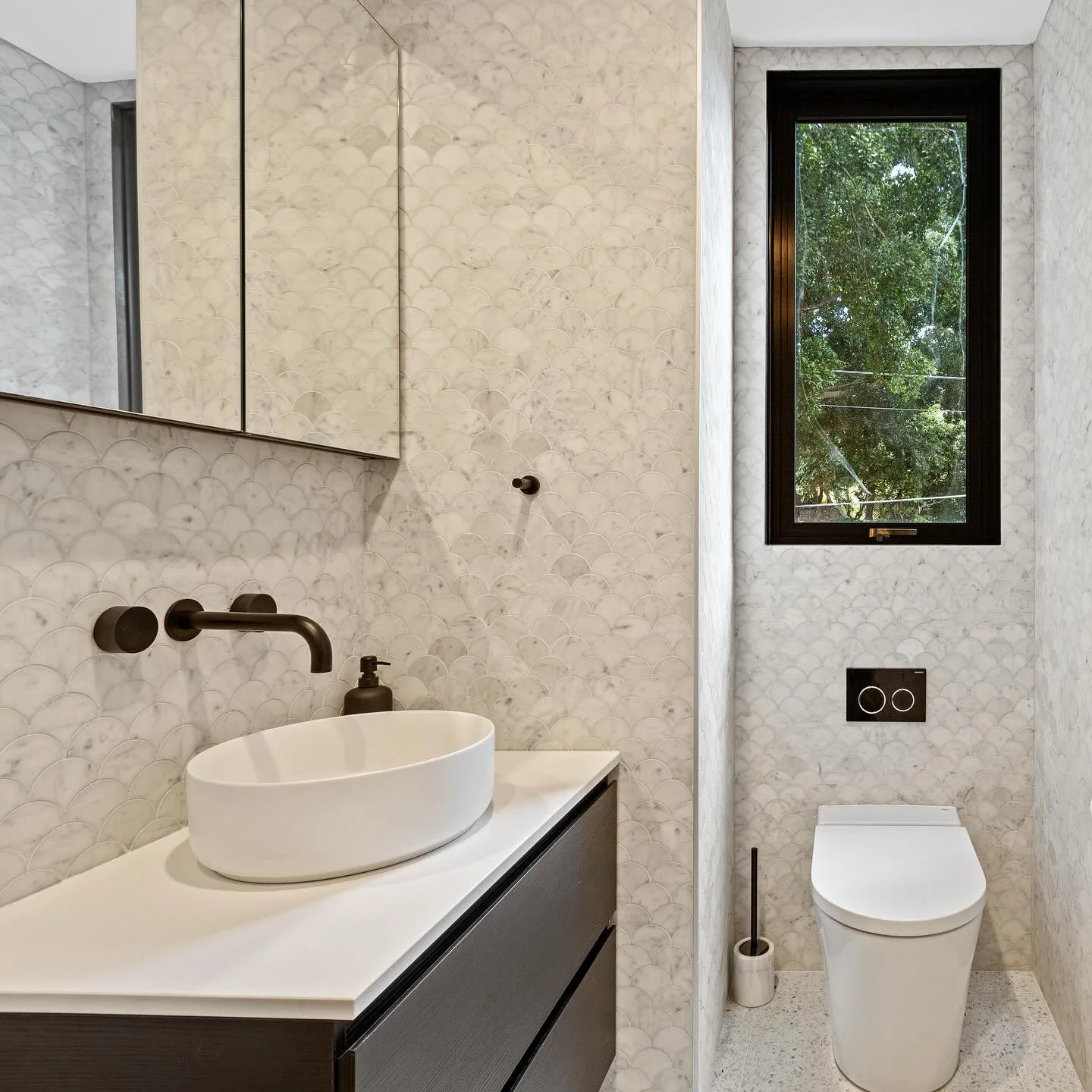 BELLEVUE HILL RESIDENCE. Fishscale marble tiles, Matt black fixtures and timeless minimalism. 

#interiordesign #powderroom #bathroominspo