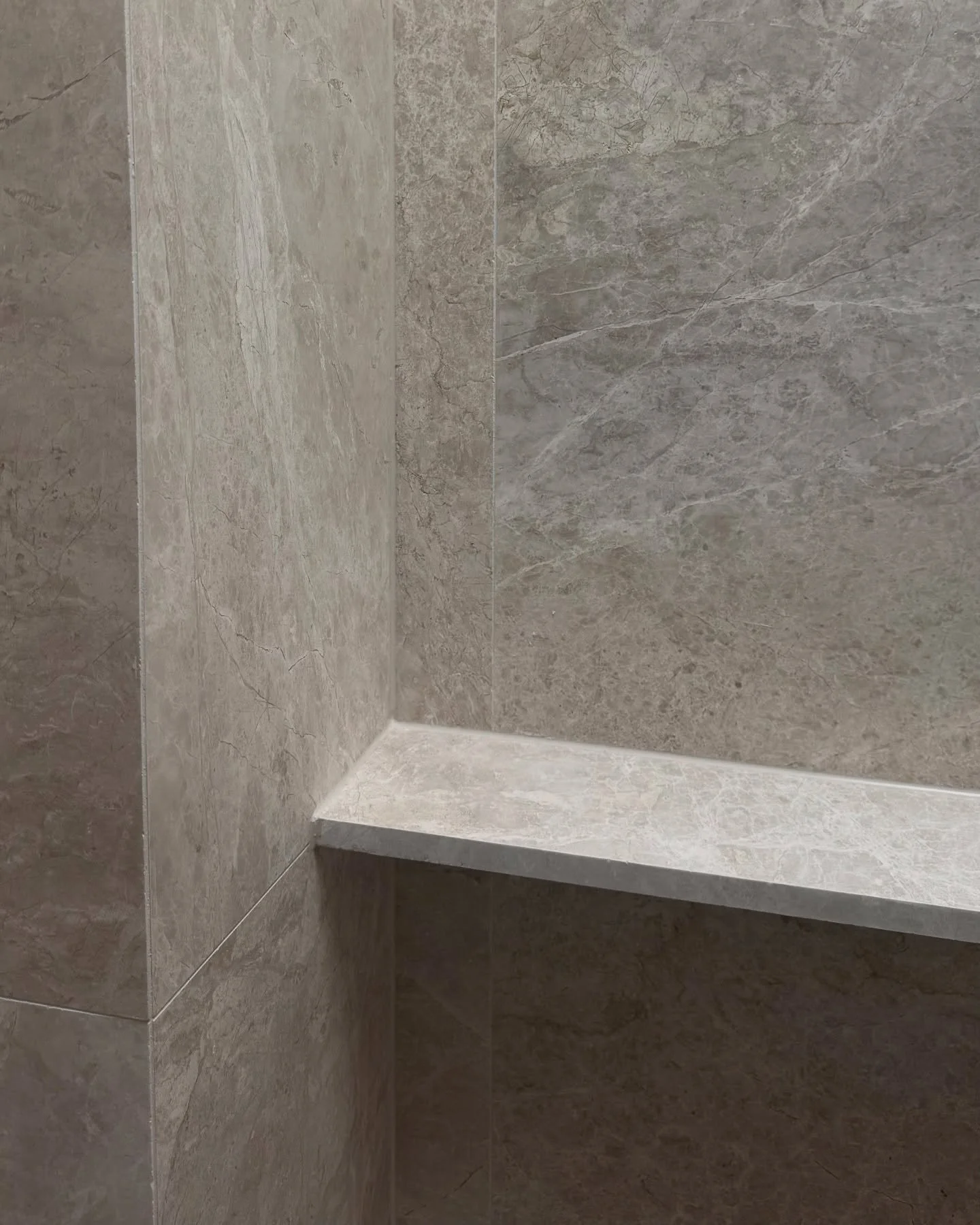 &bull; B A Y  S T R E E T &bull;

Simplicity meets sophistication &mdash; the elegance of stone in every line 

#interiordesign #interiorinspo #design #detail #stone #bathroomfinishes #designinspiration #stoneinspo