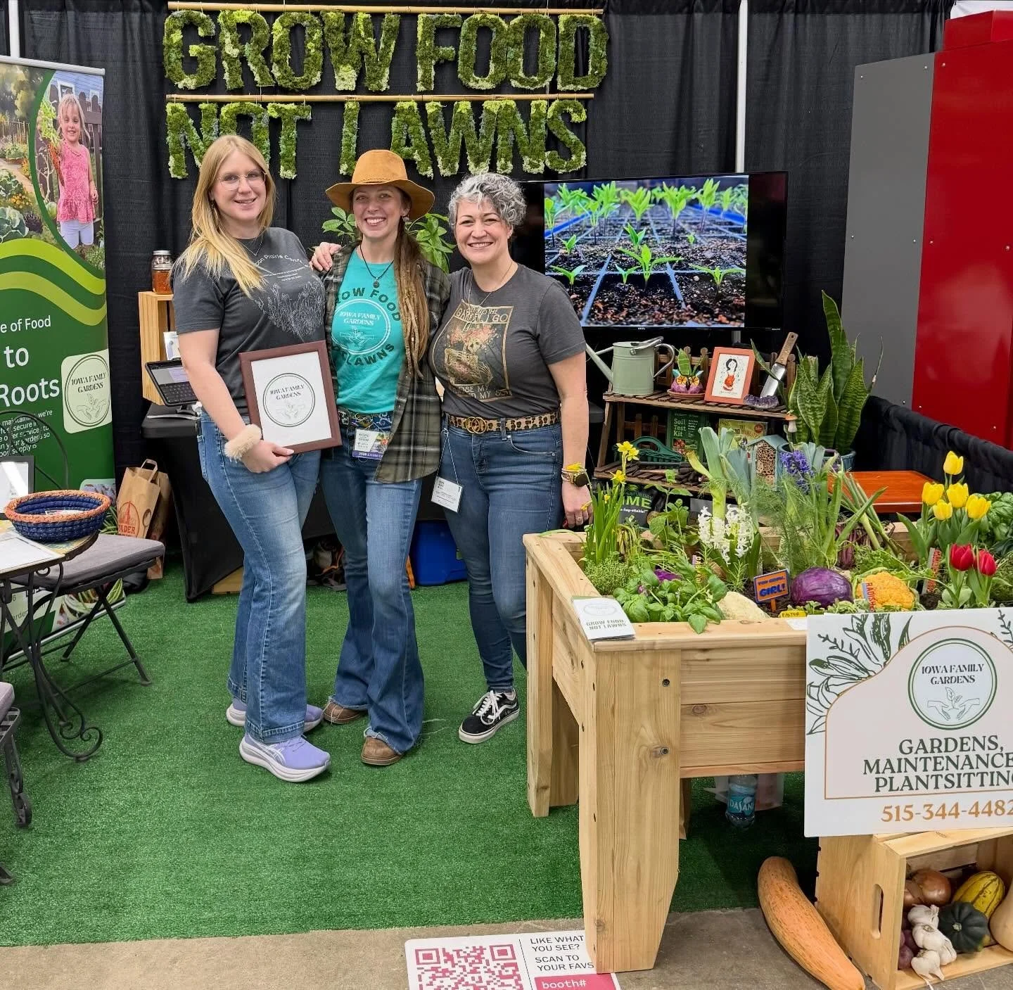 Last day of @homeshowdm we&rsquo;re here to talk gardening and foodscaping. Plus we have seeds from @ninesquarefeet to share! Our booth is at 1968.