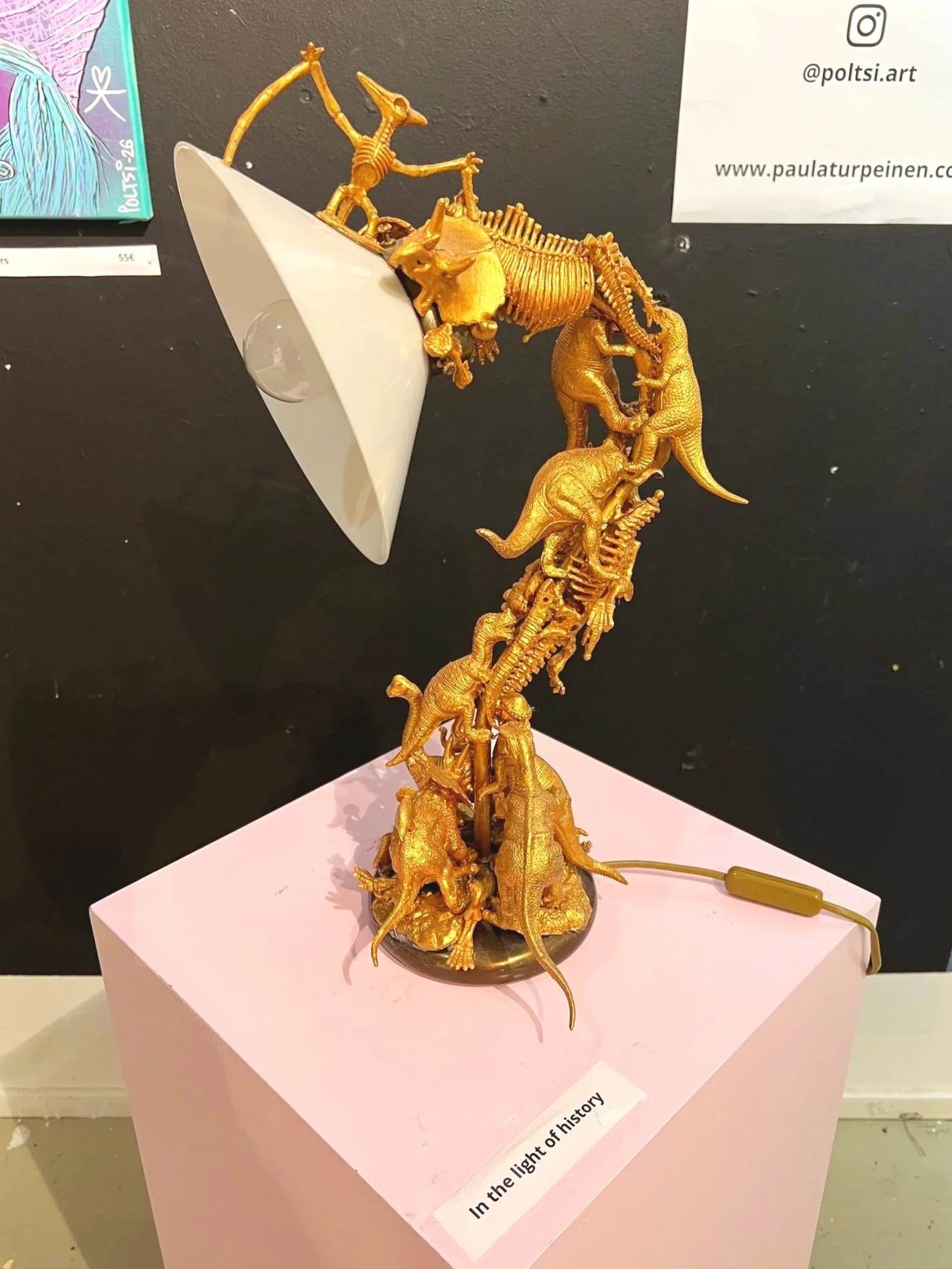 dinosauruksista rakennettu pöytävalaisin