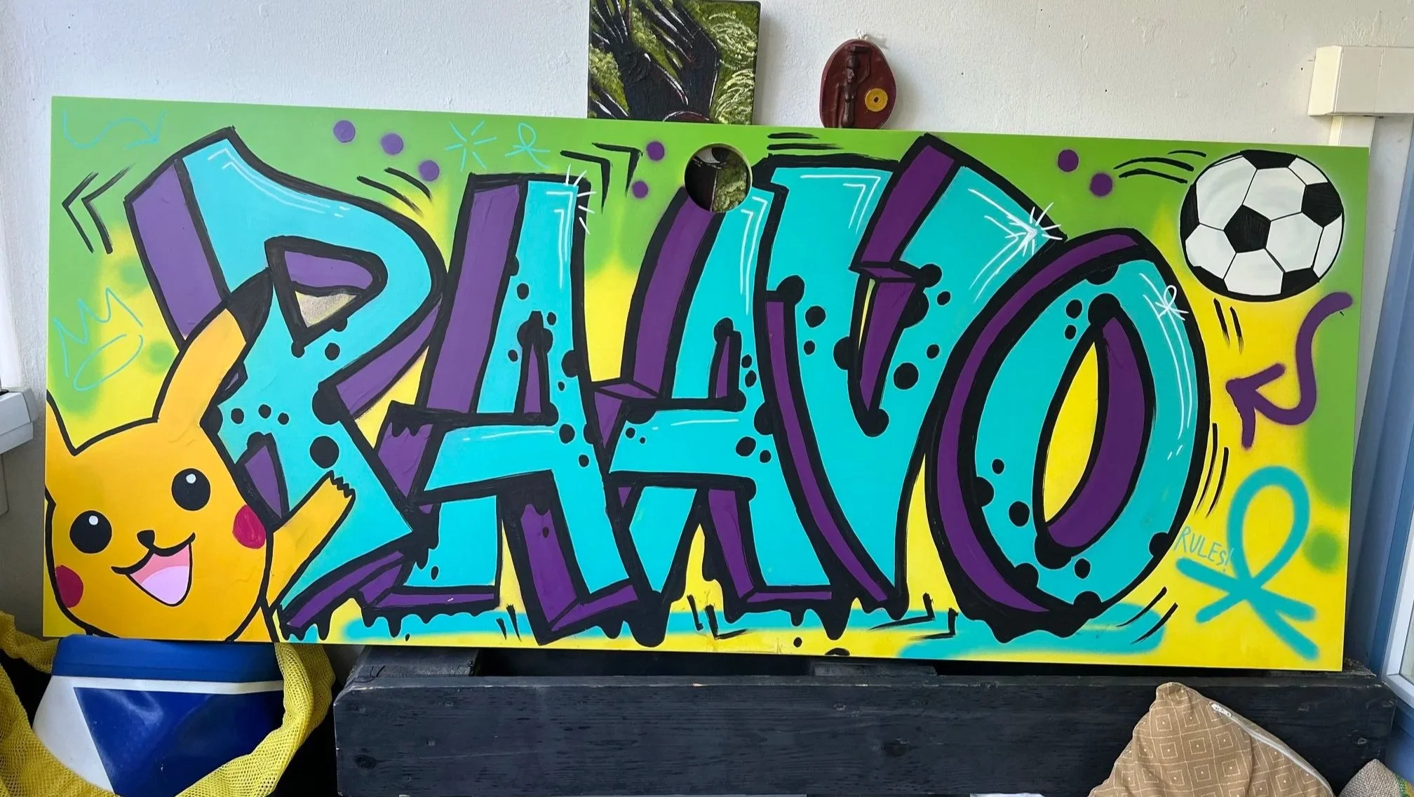 graffitiaiheisesti maalattu pöytälevy