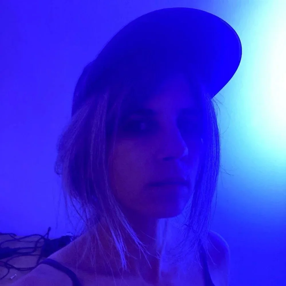portrait avec casquette dans une couleur d'ambiance bleue