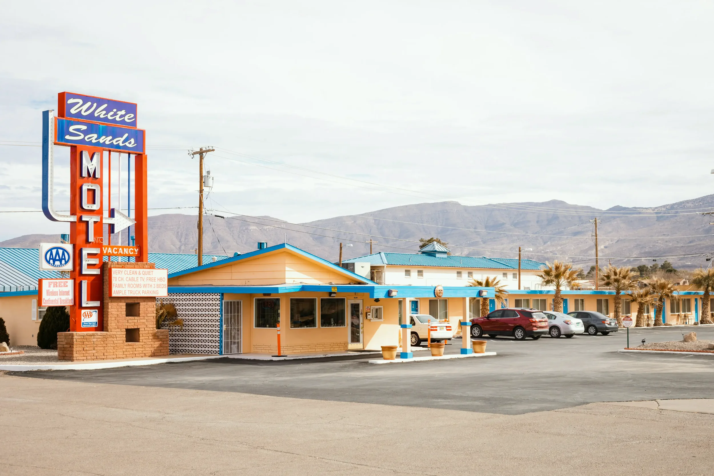 Motel américain avec enseigne lumineuse illustrant l’univers rétro de la campagne photo éditoriale