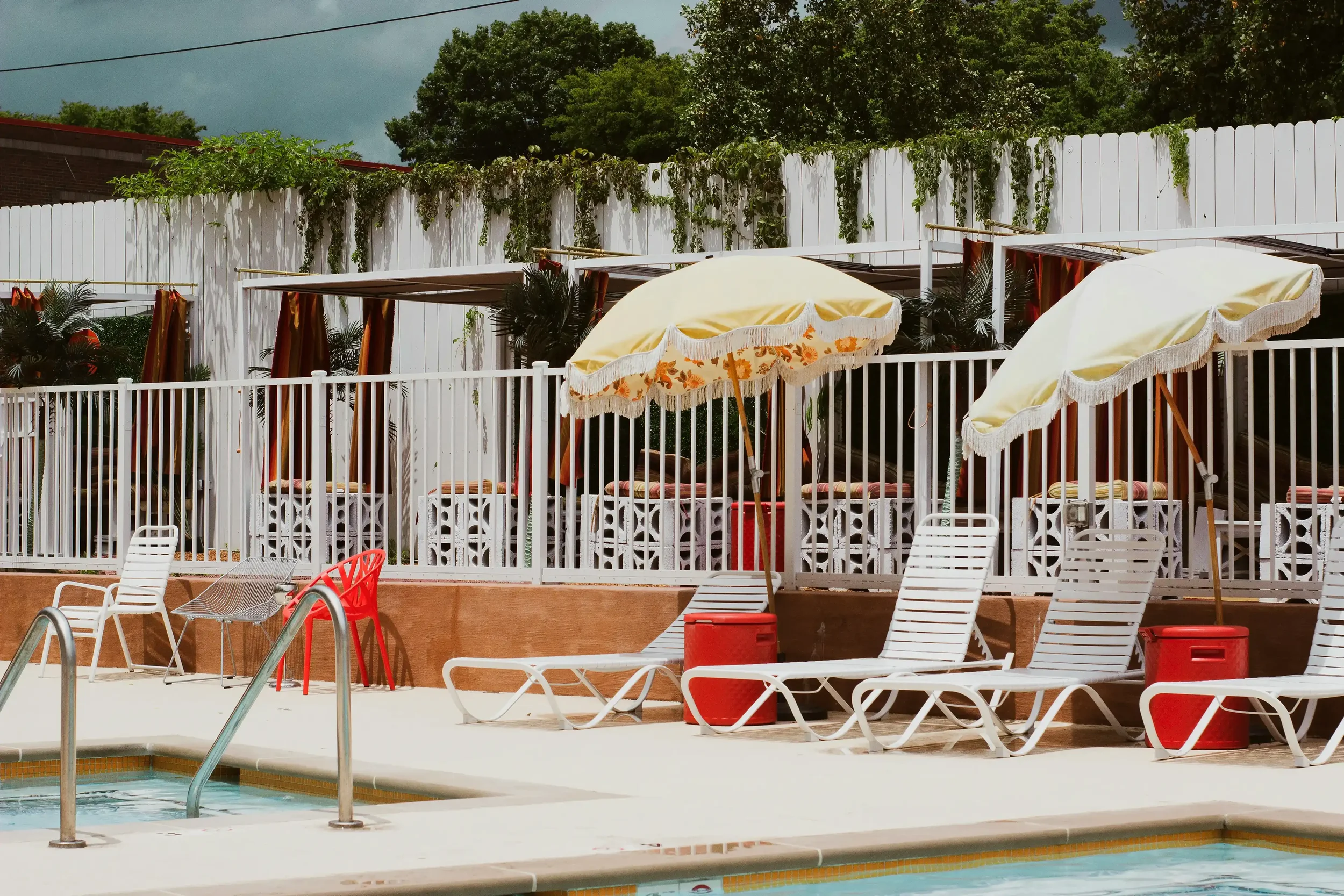 Piscine d’un motel américain vintage illustrant l’univers estival de la campagne photo