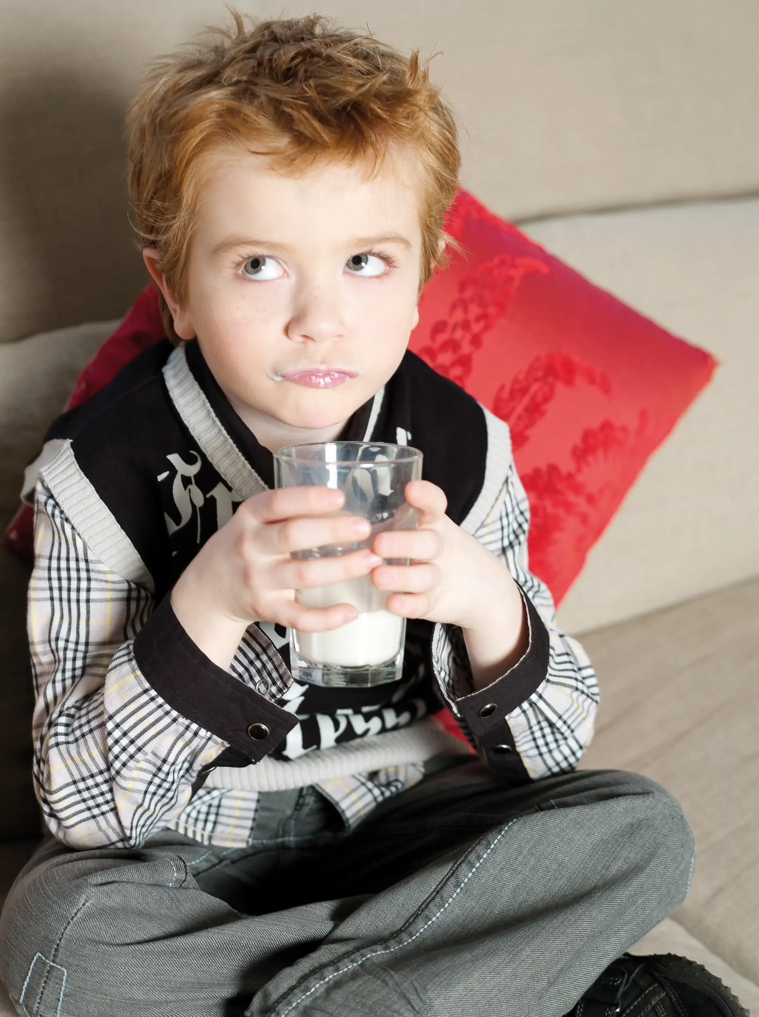 Enfant avec une moustache de lait illustrant une communication de marque spontanée et authentique
