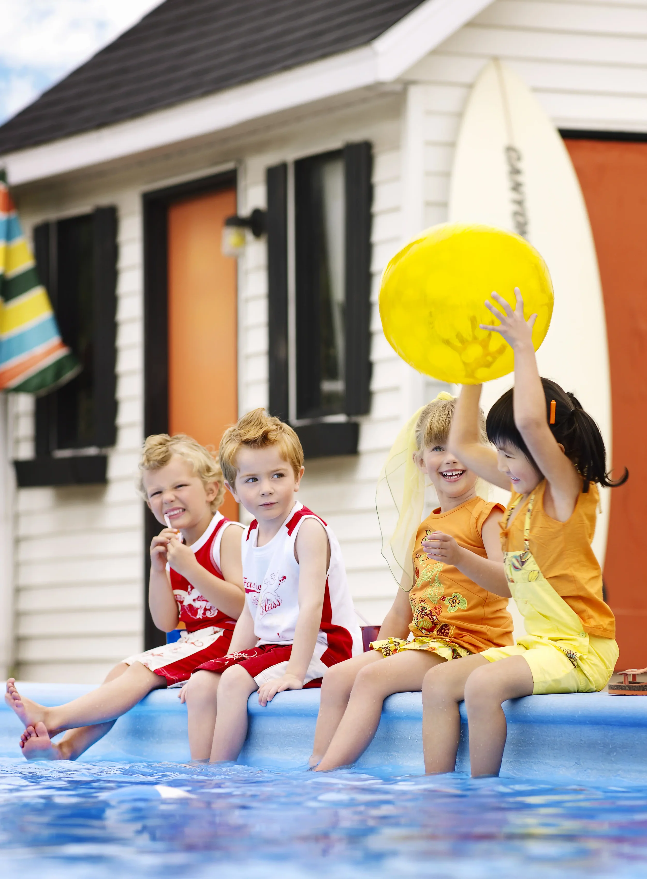 Enfants s’amusant au bord de la piscine d’un motel américain dans la campagne photo Orchestra