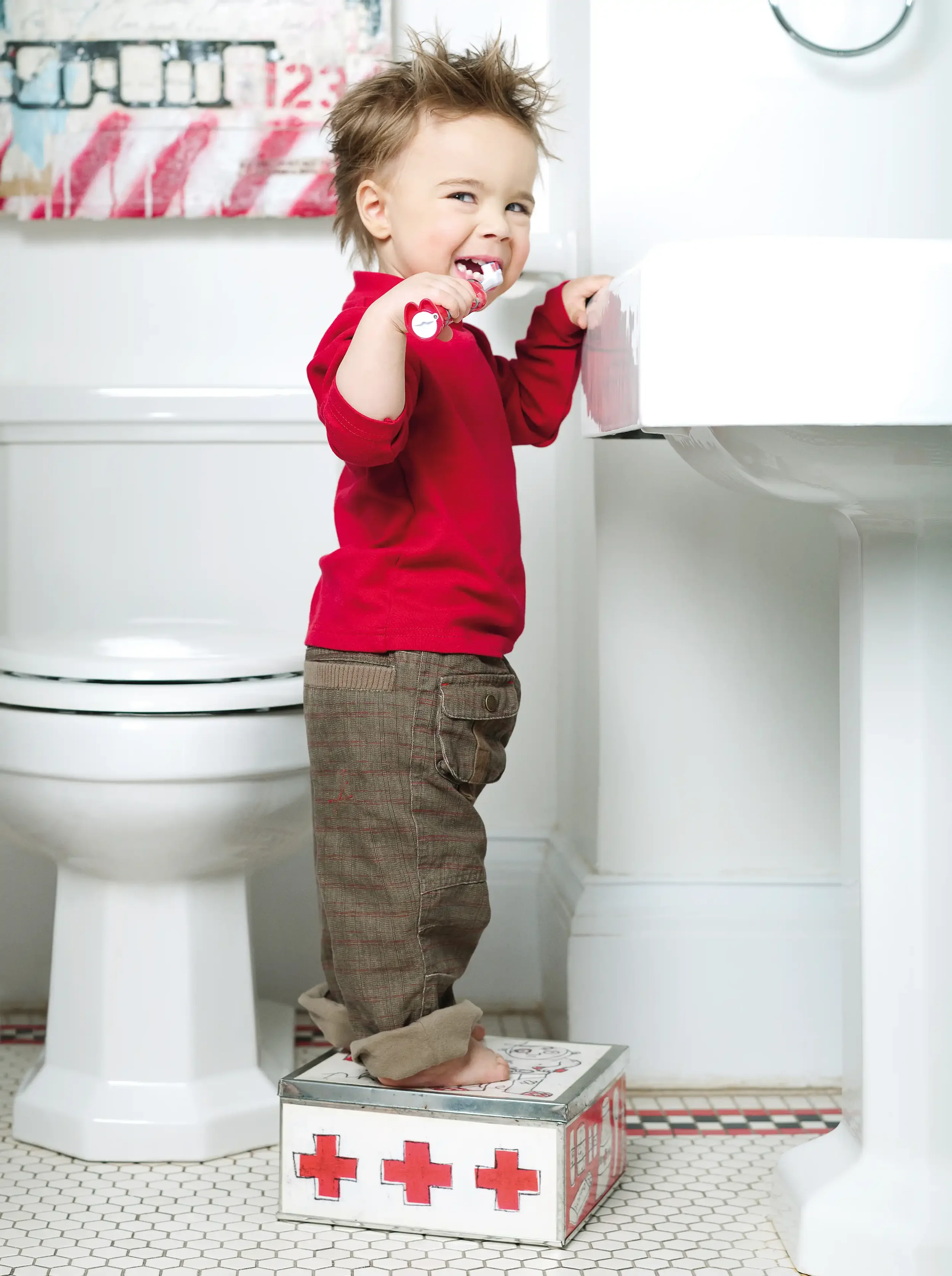 Enfant faisant une grimace dans la salle de bain illustrant la direction artistique du shooting photo