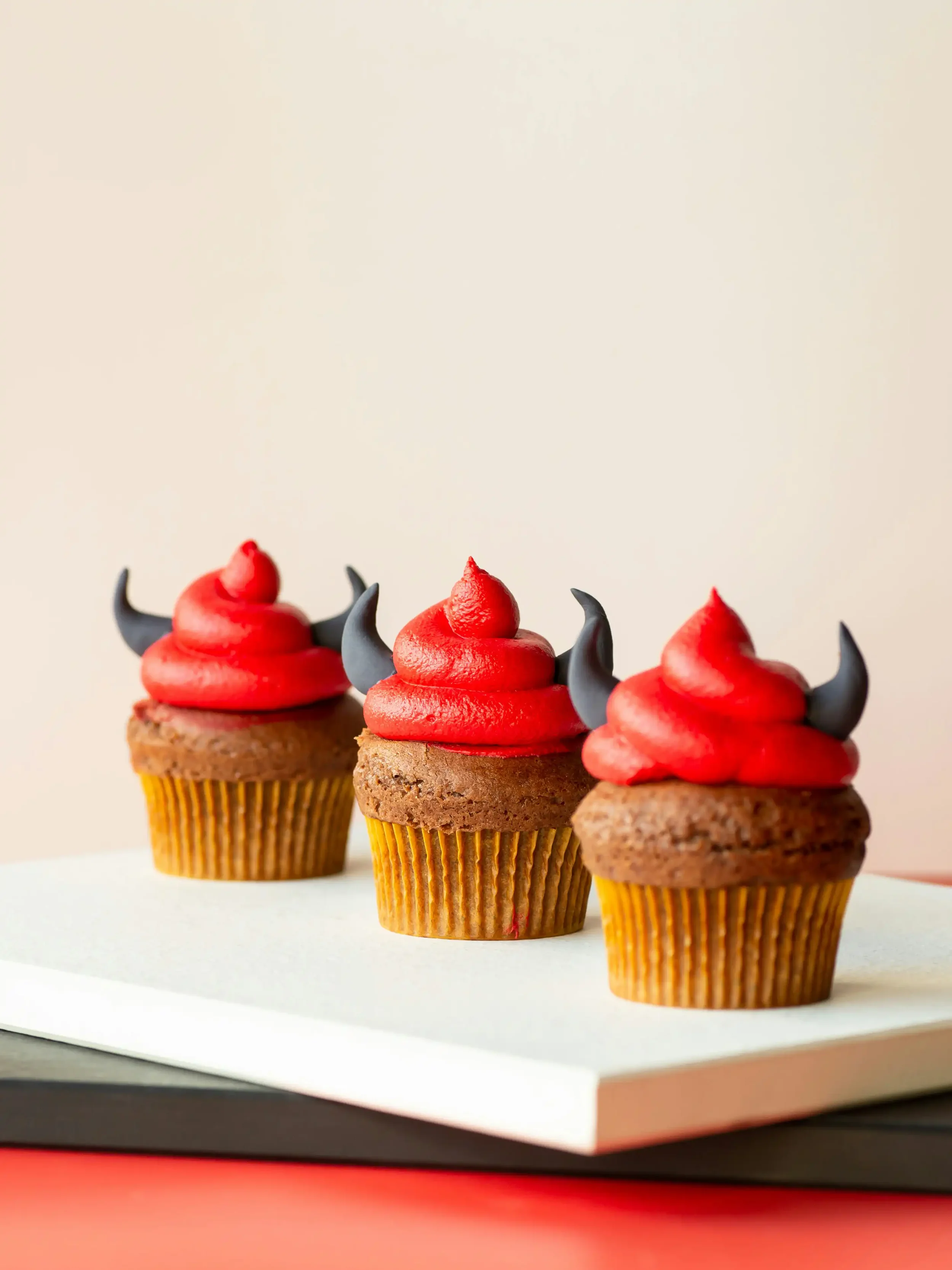 Cupcakes décorés de cornes illustrant une personnalité de marque joyeuse et impertinente