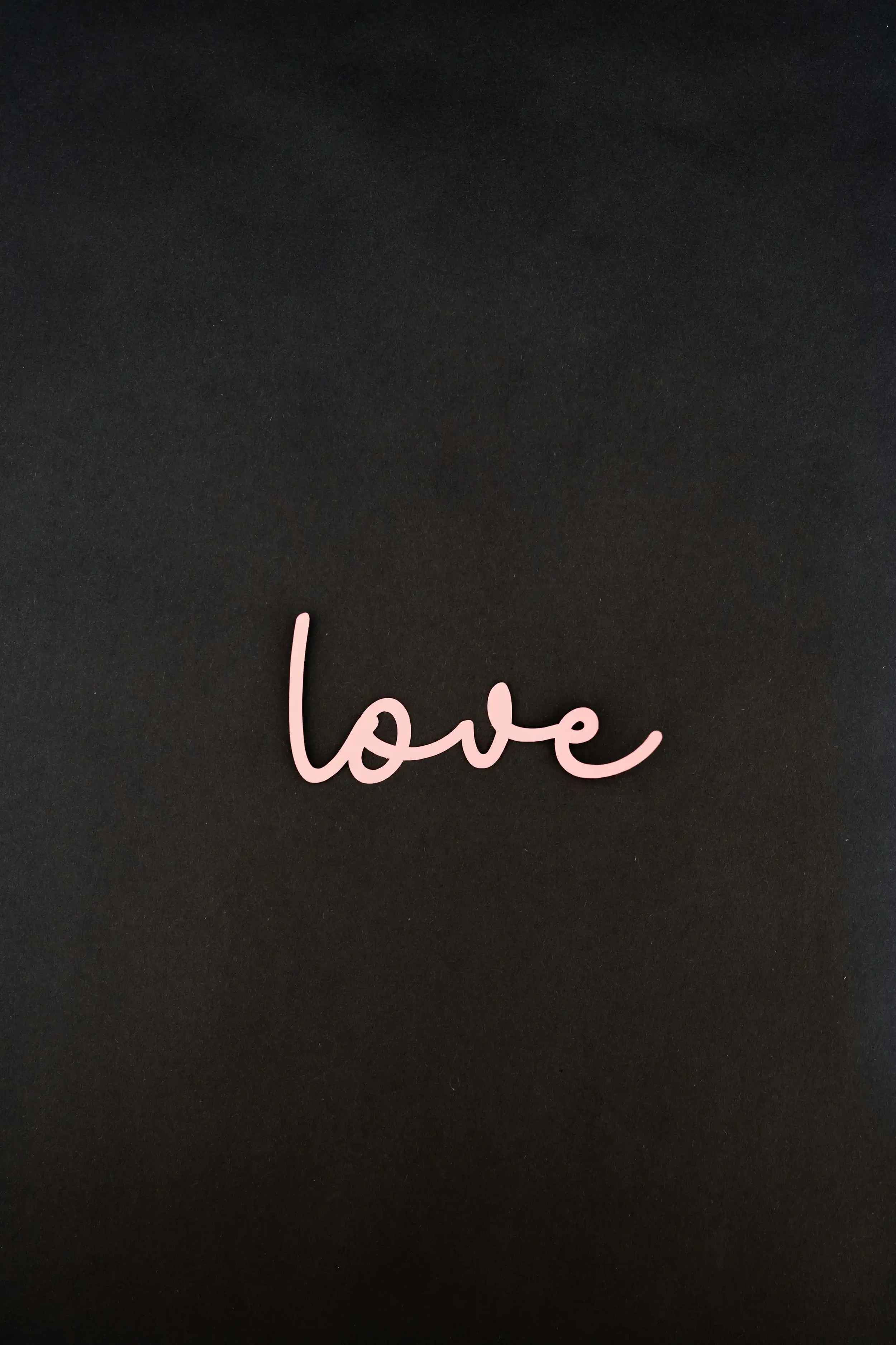 Mot Love sur fond noir, illustrant le storytelling de la campagne et les joies de l’enfance